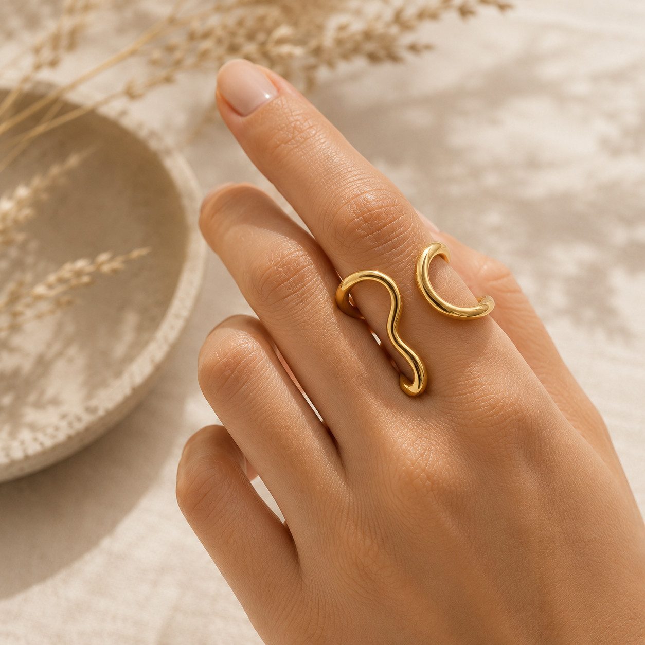 XCOAST Fingerring Verstellbarer Edelstahlring Gold im asymmetrischen Wellen-Design (Edelstahl, 1-tlg., inkl. Schmuckkästchen)