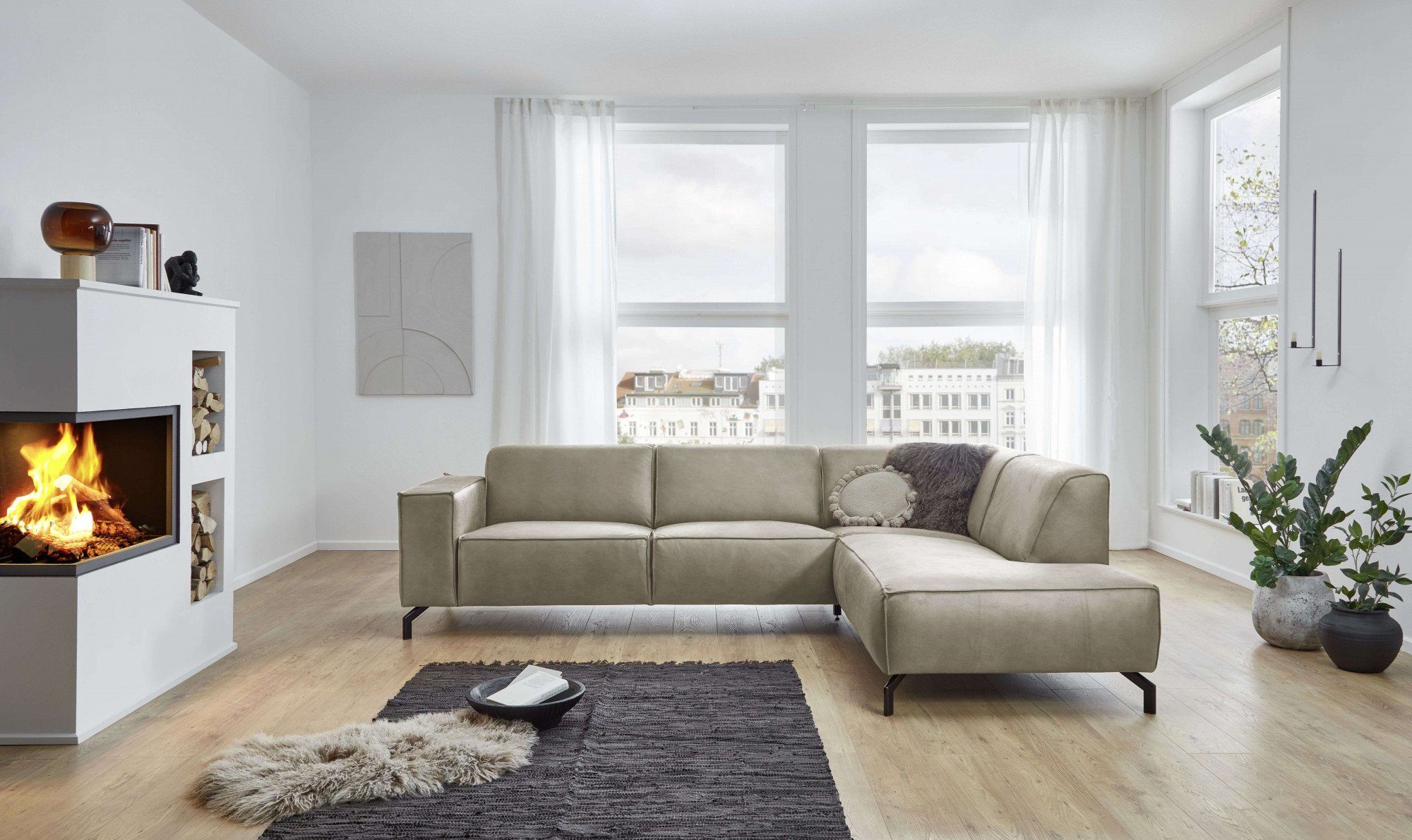 Places of Style Ecksofa Lorcan, 275 cm, Ottomane, mit schwarzen Metallfüßen, Lederoptik und in weichem Strukturstoff