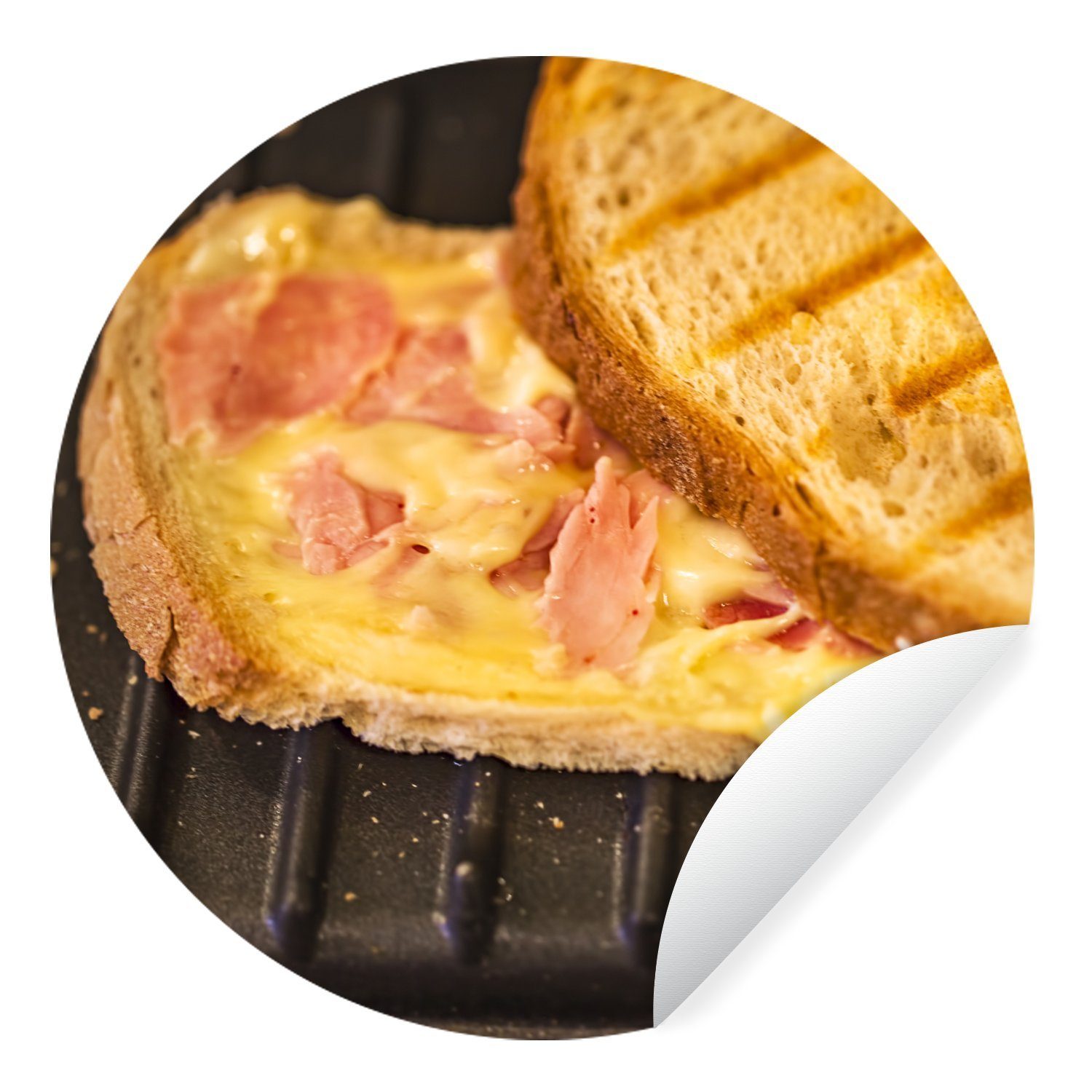 MuchoWow Wandsticker Schinken-Käse-Toast auf einem Toaster (1 St), Tapetenkreis für Kinderzimmer, Tapetenaufkleber, Rund, Wohnzimmer