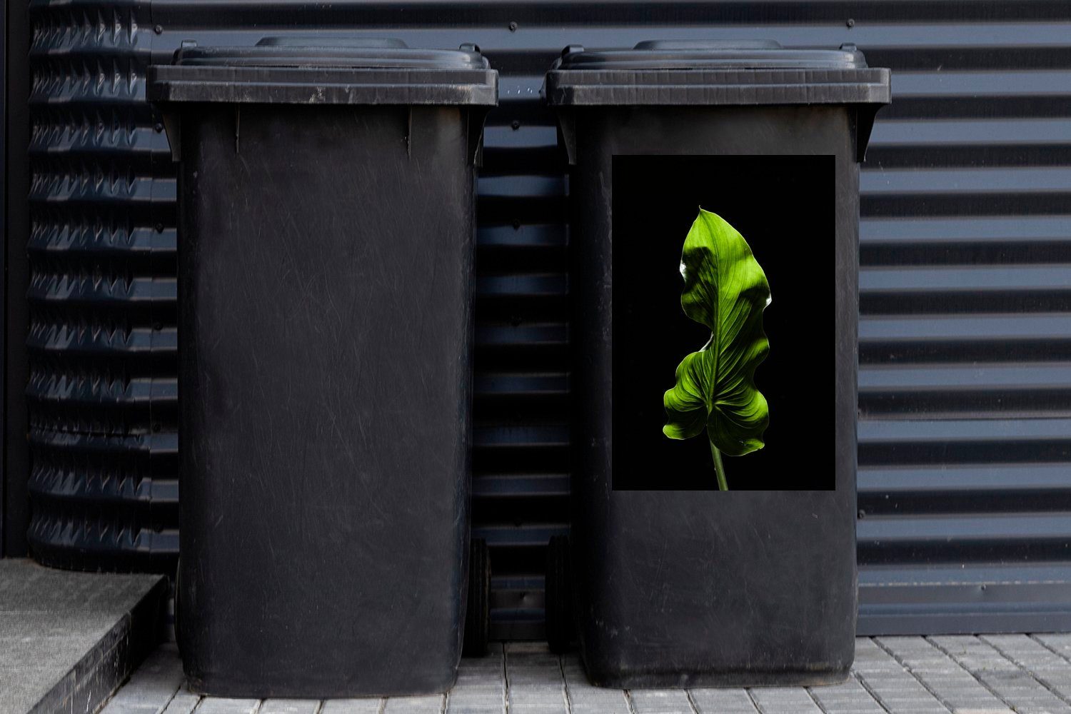 auf Hintergrund grünes Mülleimer-aufkleber, MuchoWow schwarzem Sticker, Abfalbehälter Blatt Container, St), Mülltonne, (1 Ein Wandsticker