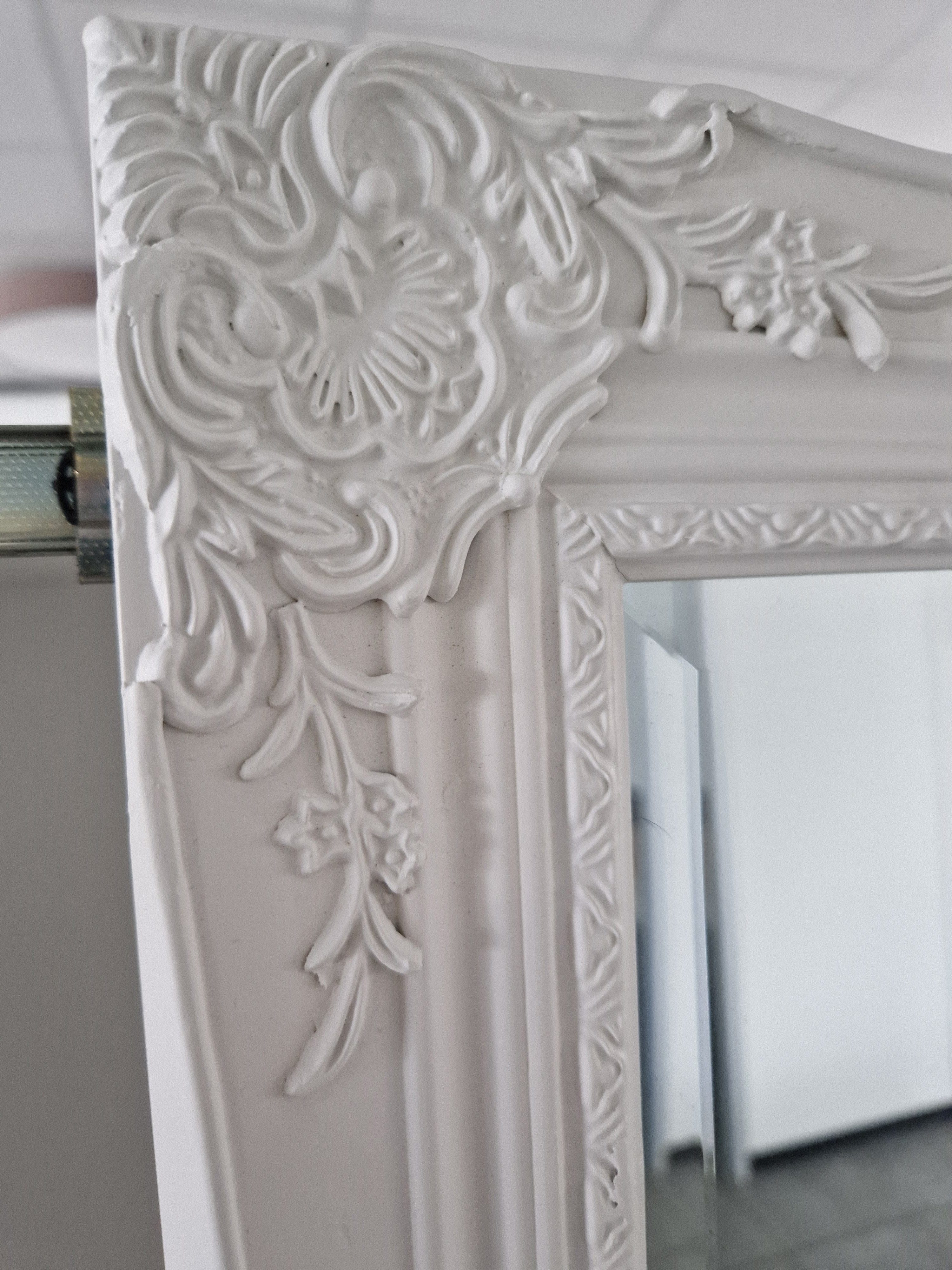 möbelando Badezimmerspiegelschrank mit Tiefe Spanplatte im Höhe 60 Breite 80 Ablageboden. 20 cm Sumner Design cm, 1 und 1 Schiebetür cm, in Barock aus Weiß Spiegelschrank