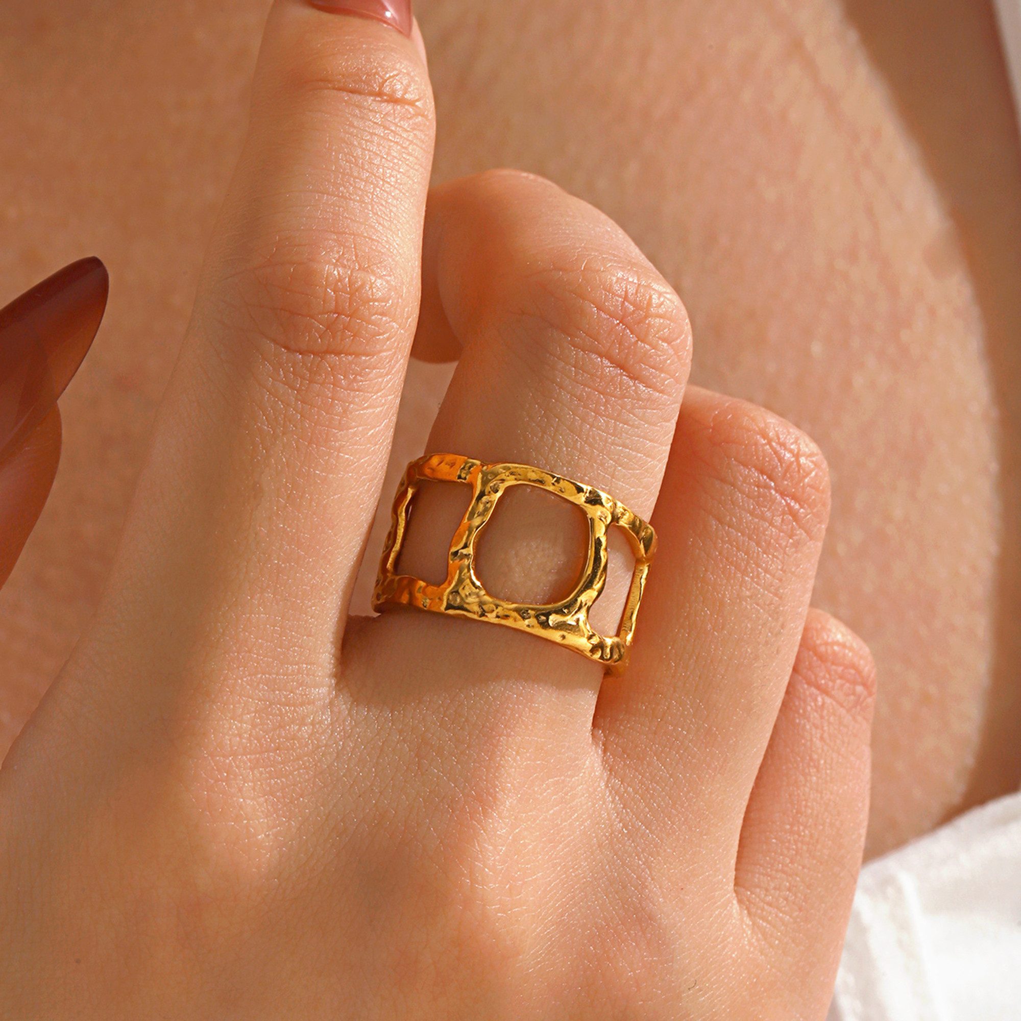 KARMA Fingerring Damenring Statement Ring Gold od. Silber Edelstahl (Geschenk Frauen Fingerring vergoldet, modern Damenschmuck Damen), hypoallergen wasserfest verstellbar