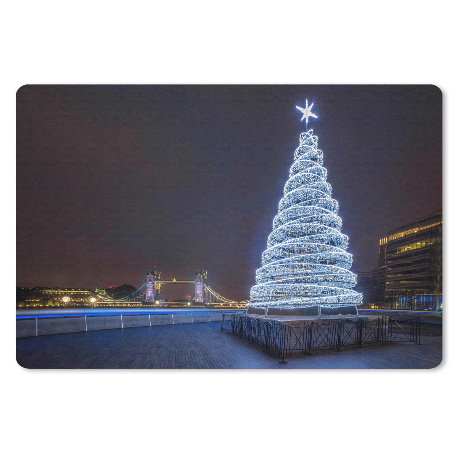 MuchoWow Gaming Mauspad Ein beleuchteter Weihnachtsbaum an der Tower Bridge in England (1-St), Büro für Tastatur und Maus, Mousepad Gaming, 90x60 cm, XXL, Großes