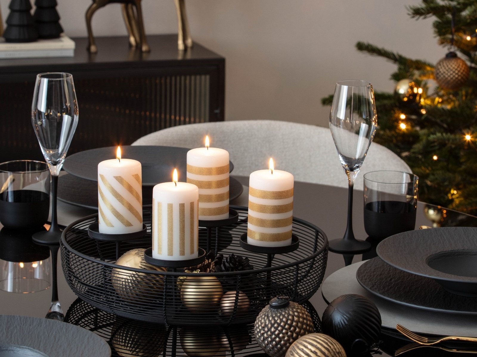 Villeroy & Boch Duftkerze Christmas Chic Stumpenkerze weiß/gold Set 4tlg – Bild 2 von 2