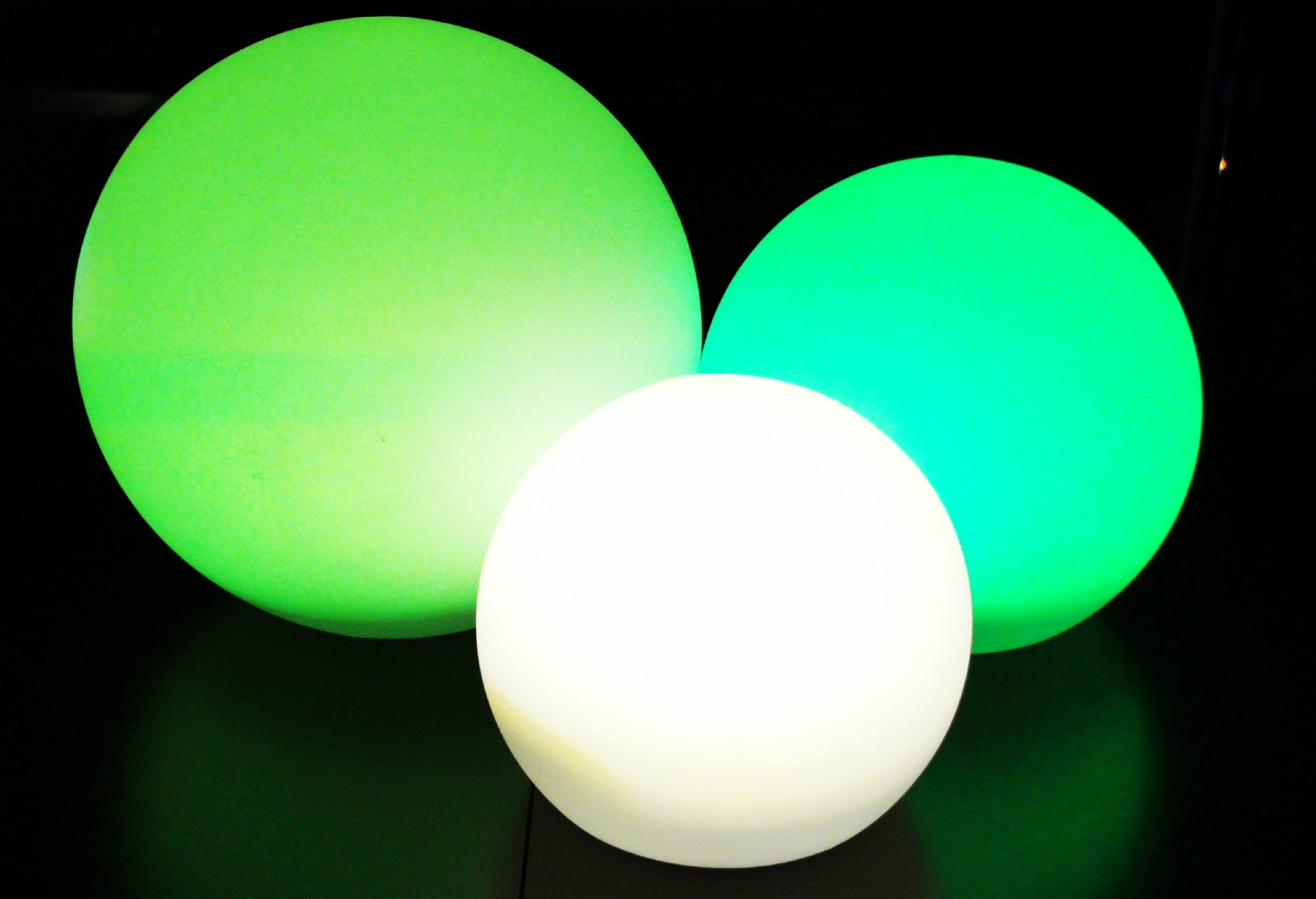 TRANGO LED Gartenleuchte, Farbwechsel, 3er Set SO-202530 IP44 LED-Solarleuchte in 20/25/30cm Durchmesser Weiß matt mit 3000K warmweiß LED & RGB Farbwechsel LED *SNOWY* Solarkugel Leuchte Leuchtkugel, Außenleuchte, Kugellampe, Gartenleuchte