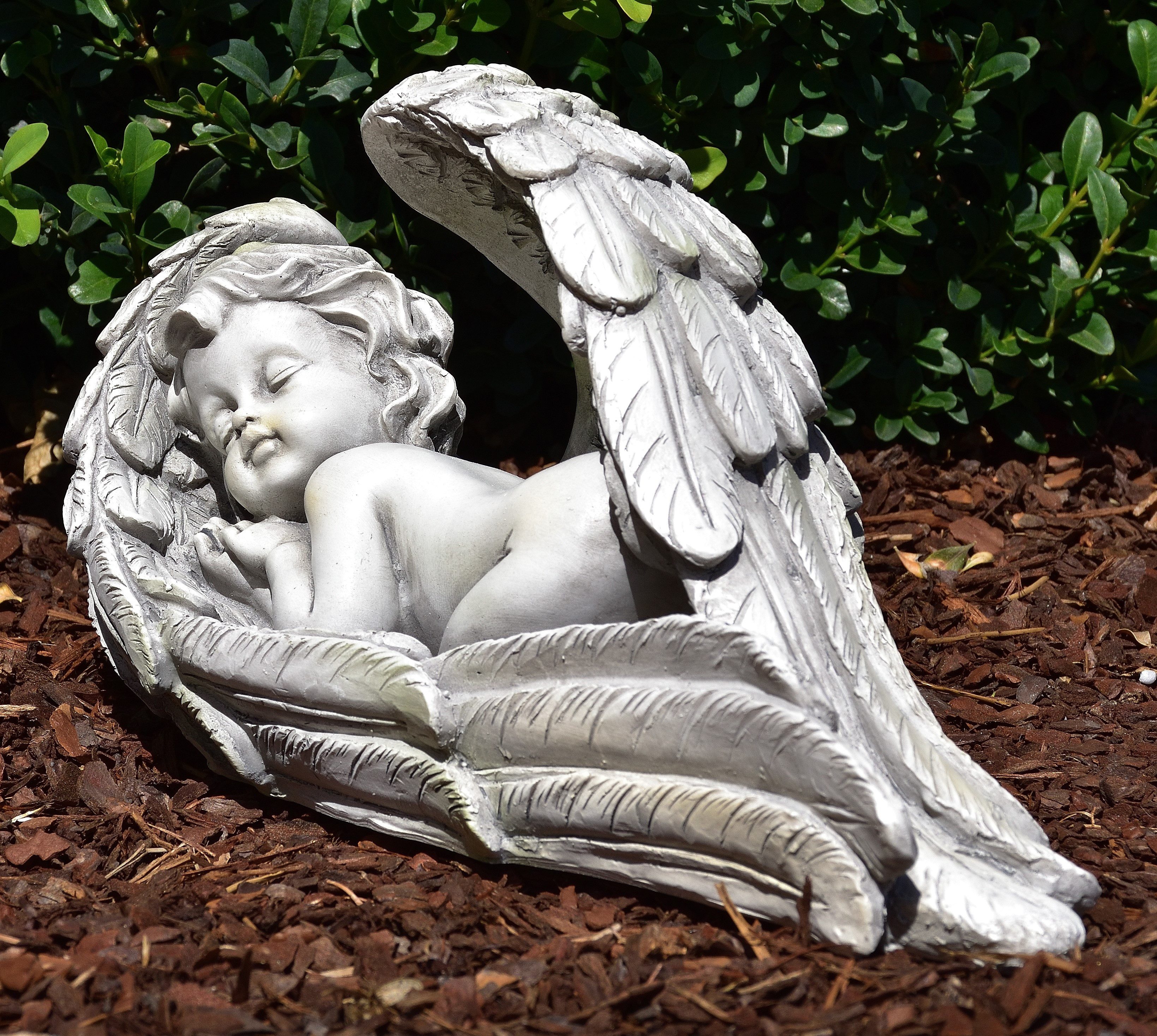 MystiCalls Engelfigur Engel liegt im Flügel - Dekofigur Engelfigur Gartenfigur Grabengel (1 St), Wetterfest