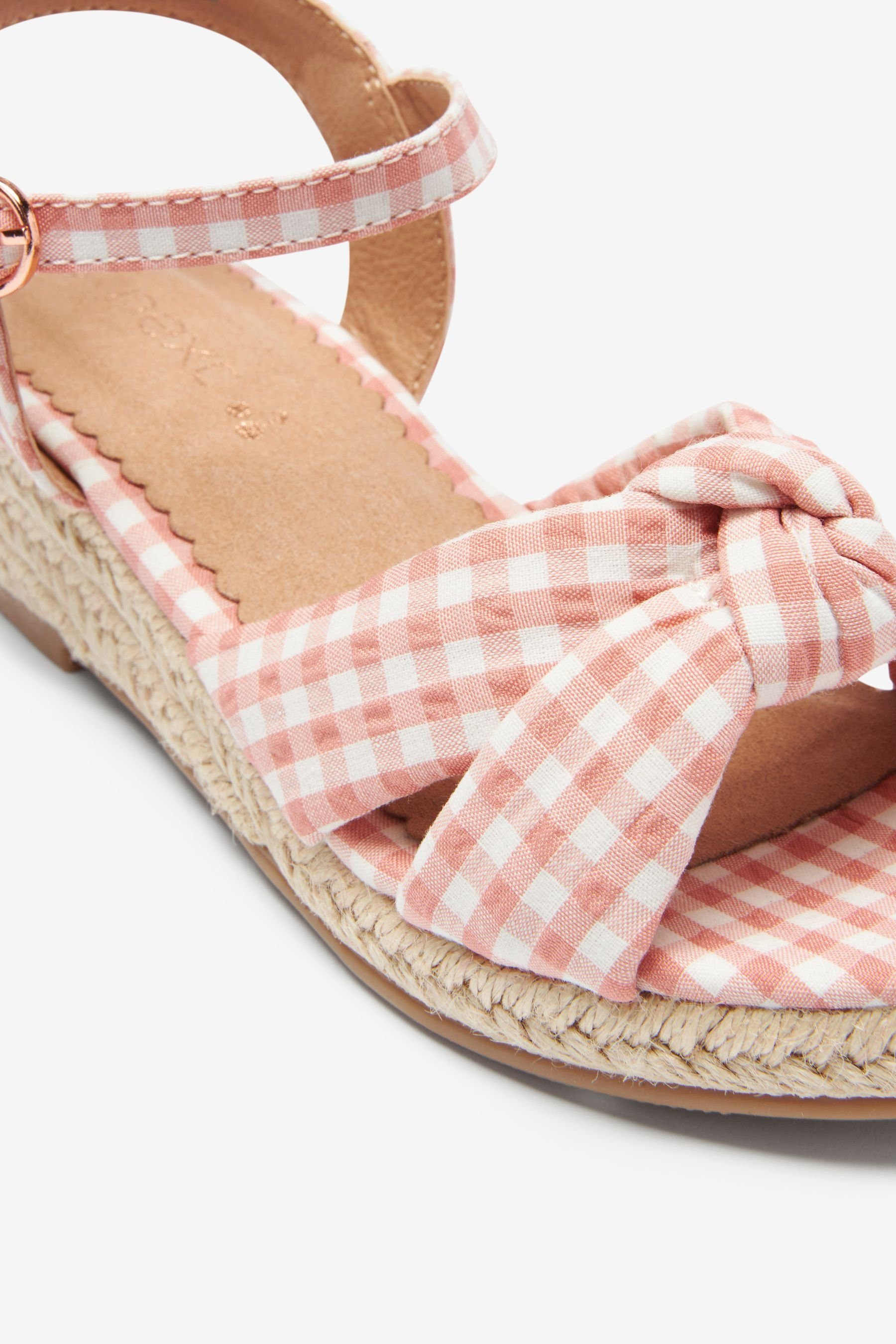 Gingham Sandale mit Knot Keilabsatz (1-tlg) Sandalen Next Pink