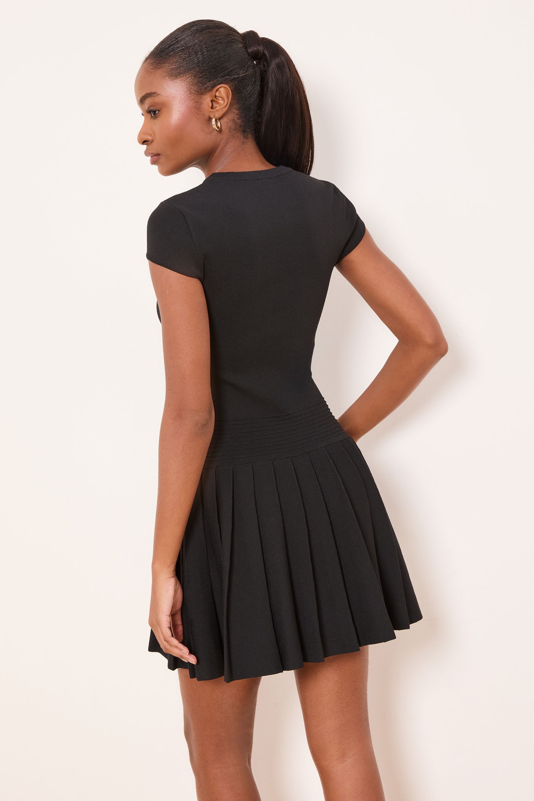 LIPSY Plisseekleid Lipsy Strick-Minikleid mit Military-Knopfdetails (1-tlg) günstig online kaufen