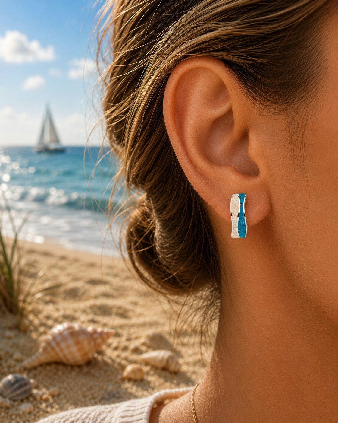 DUR Paar Ohrstecker Halbcreolen O5486 „Welle 2.0“ – 925er Silber, Strandsand, & blauer Steinsand, 5,5 x 15 mm