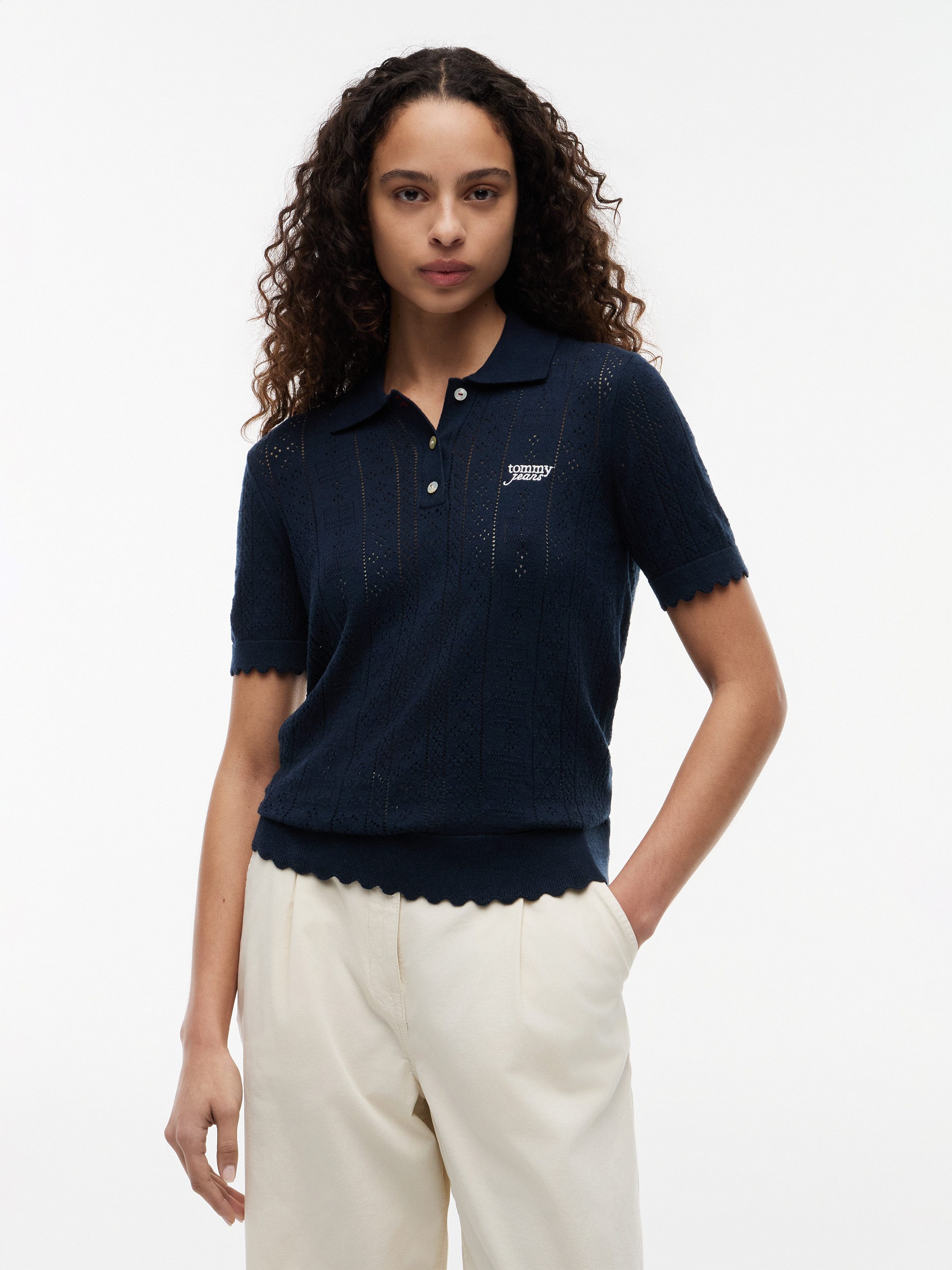 Tommy Jeans Kurzarmpullover TJW POINTELLE POLO SWEATER Viskosemischung, Pointelle Strickmuster, gewellte Säume