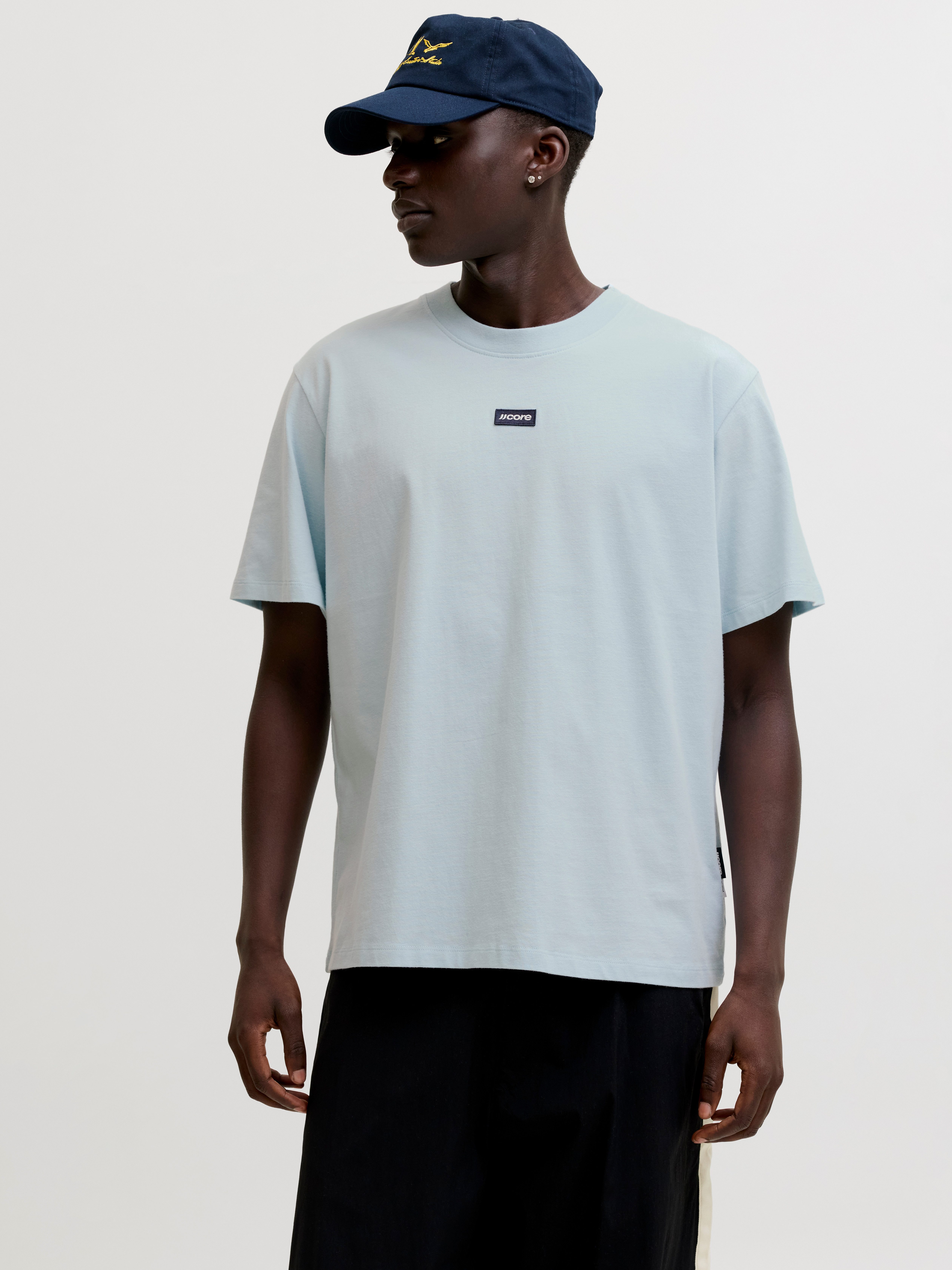 Jack & Jones T-Shirt JCOCLUB BADGE TEE SS CREW NECK LN mit Stickerei
