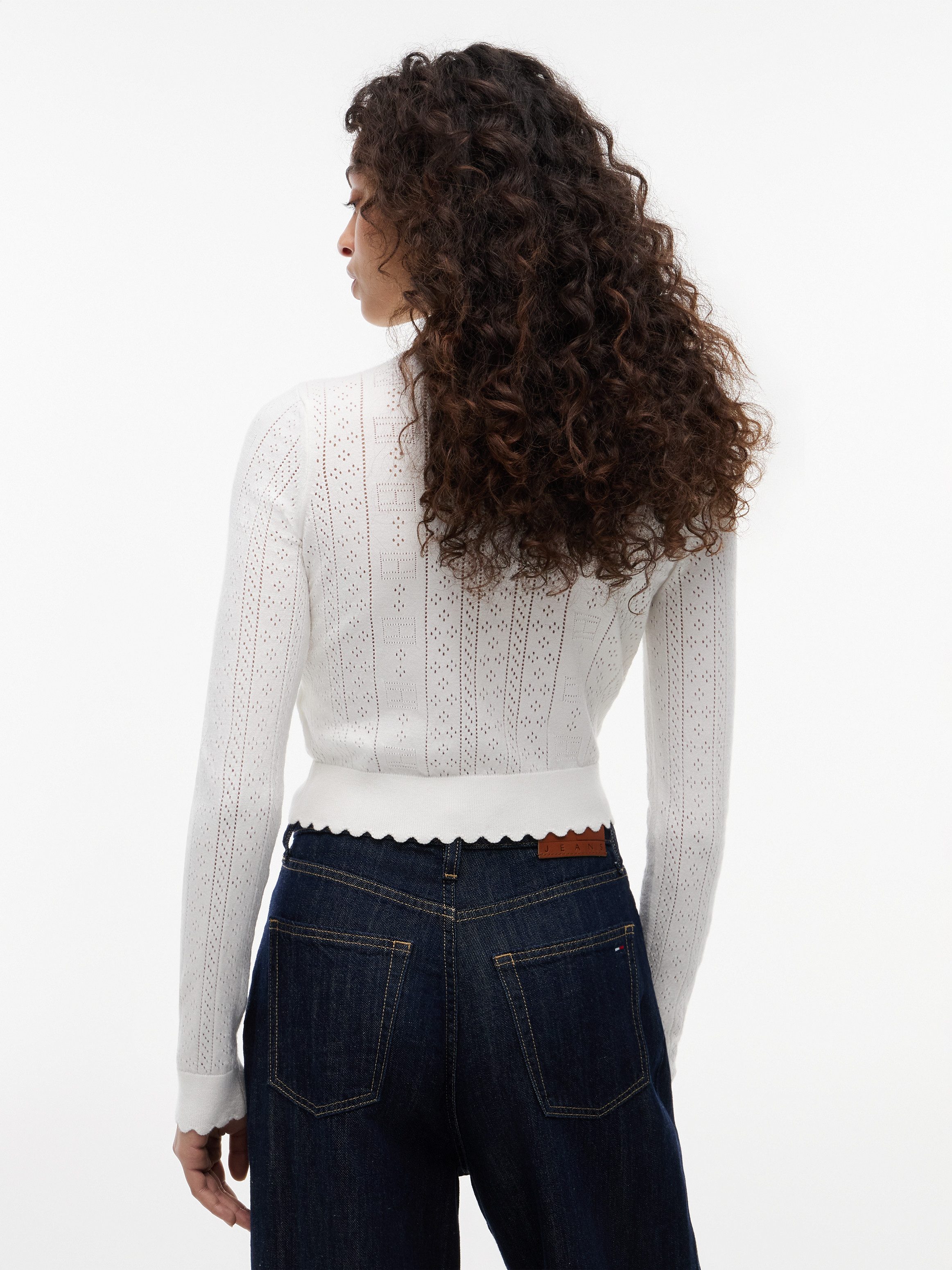 Tommy Jeans Strickjacke TJW POINTELLE CARDIGAN Viskosemischung, Pointelle Strick, gewellter Saum, Logo Stickerei