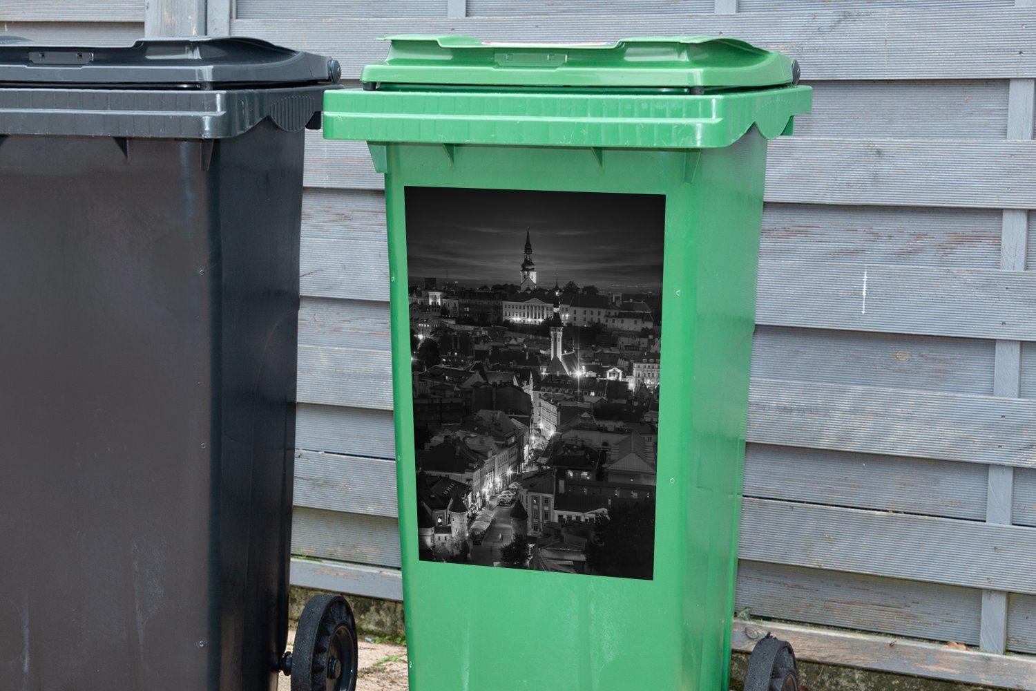 MuchoWow Wandsticker Estland Mülltonne, - Weiß - Schwarz Container, St), - Sticker, (1 Tallinn Abfalbehälter Mülleimer-aufkleber