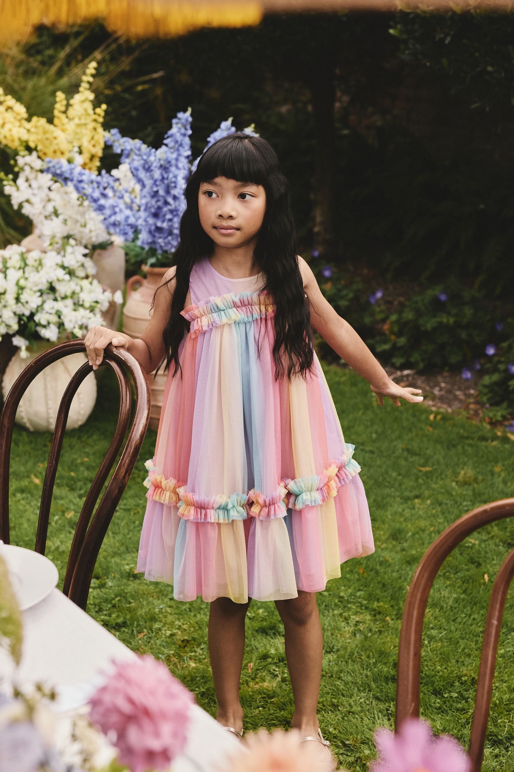 Partykleid Ärmelloses Partykleid mit Mesh und Rüschendetail