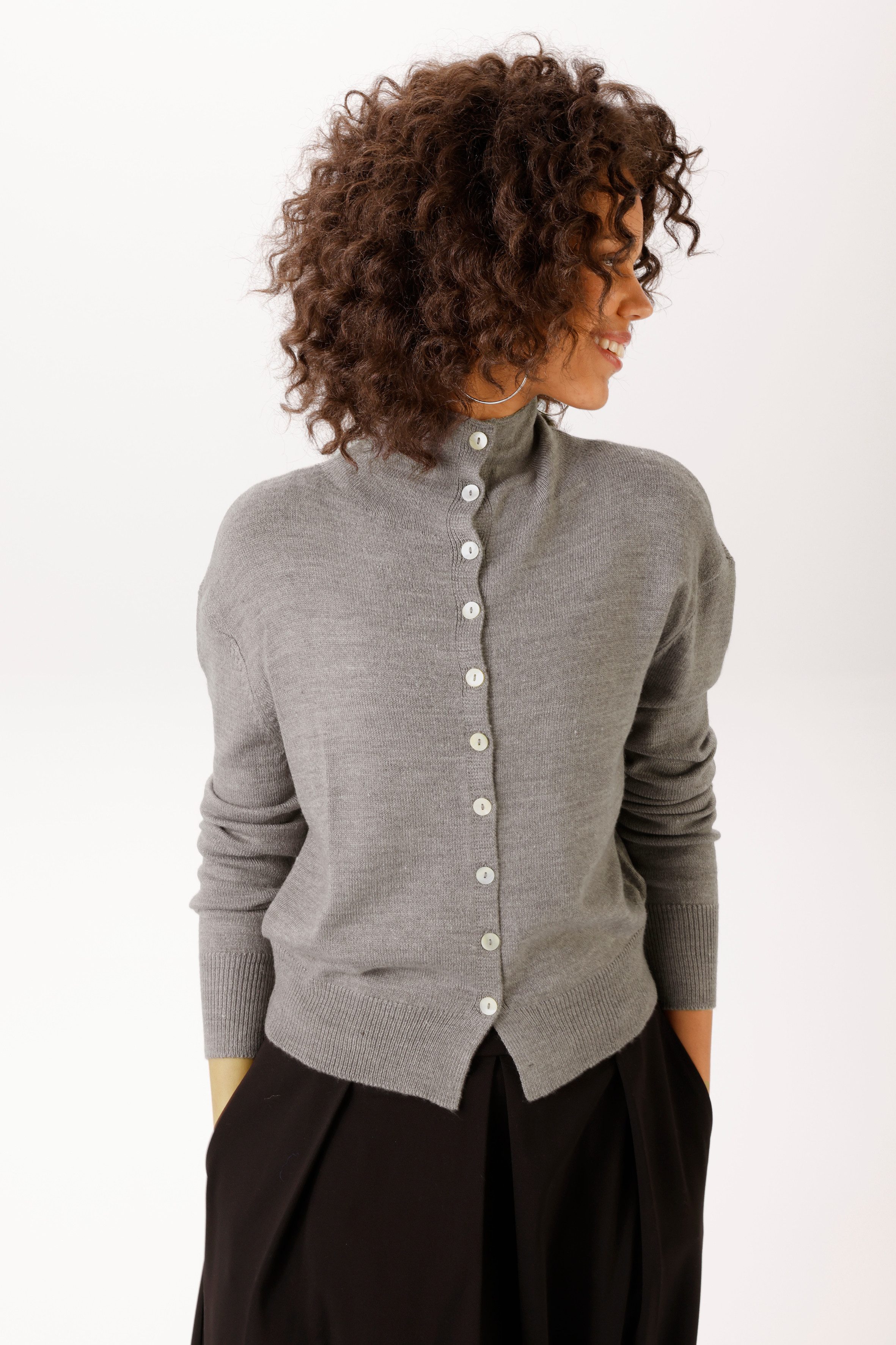 Aniston CASUAL Strickjacke mit Rollkante am Stehkragen - NEUE KOLLEKTION