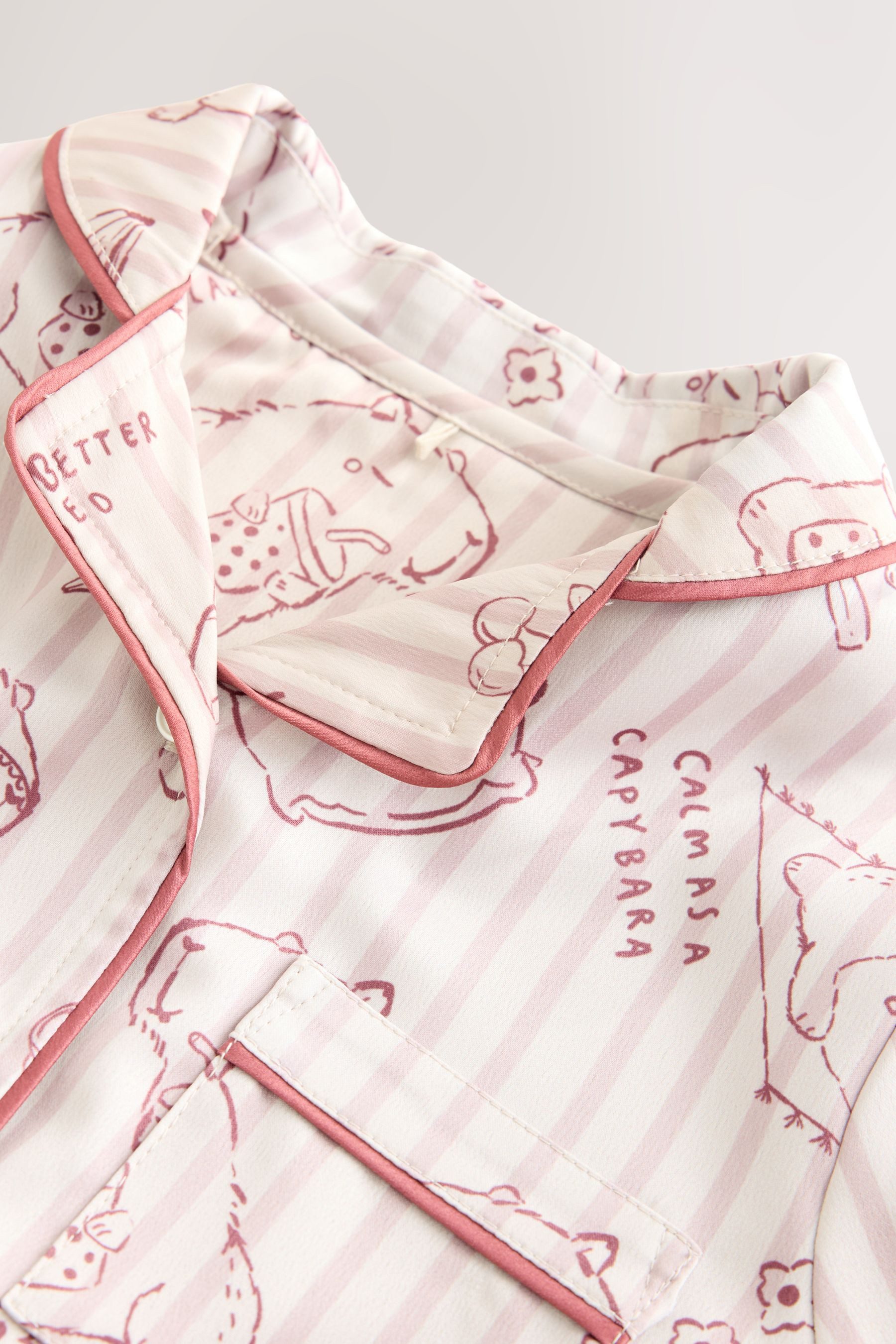 Next Pyjama Capybara Satinschlafanzug mit Knopfleiste (2 tlg) – Bild 5 von 5