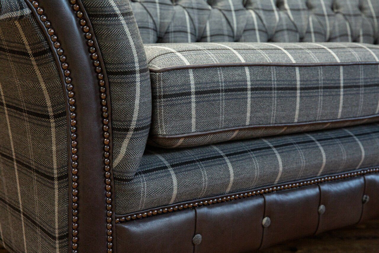 Die Couchen Chesterfield Polster Webstoff, Chesterfield-Sofa mit Dreisitzer JVmoebel Design Sofa Rückenlehne Knöpfen. Grau