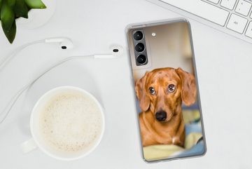 MuchoWow Handyhülle Dackel liegend auf einem Bett, Phone Case, Handyhülle Samsung Galaxy S21 Plus, Silikon, Schutzhülle