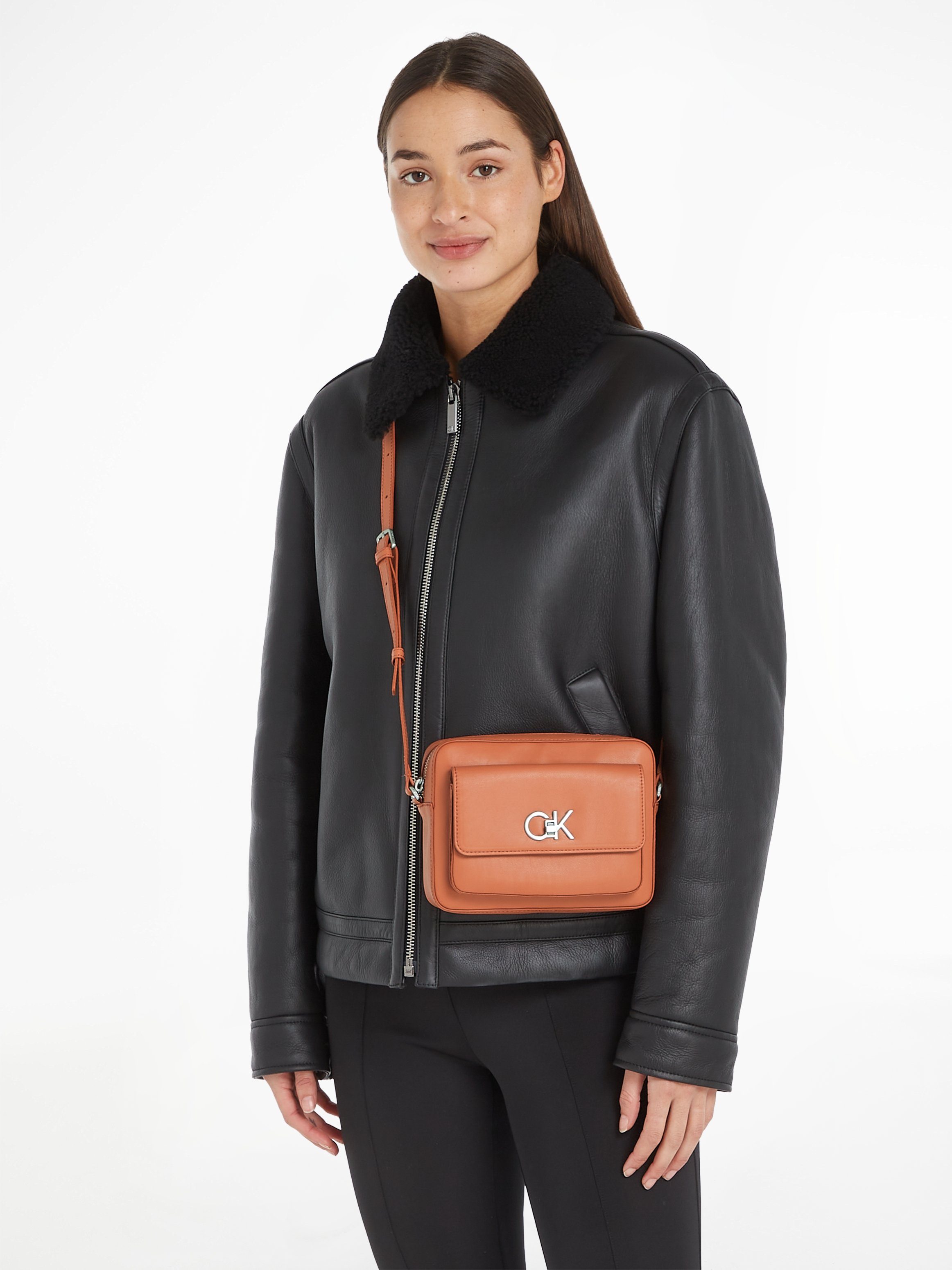 Calvin Klein Mini Bag RE LOCK CAMERA BAG W FLAP mit CK Emblem vorne