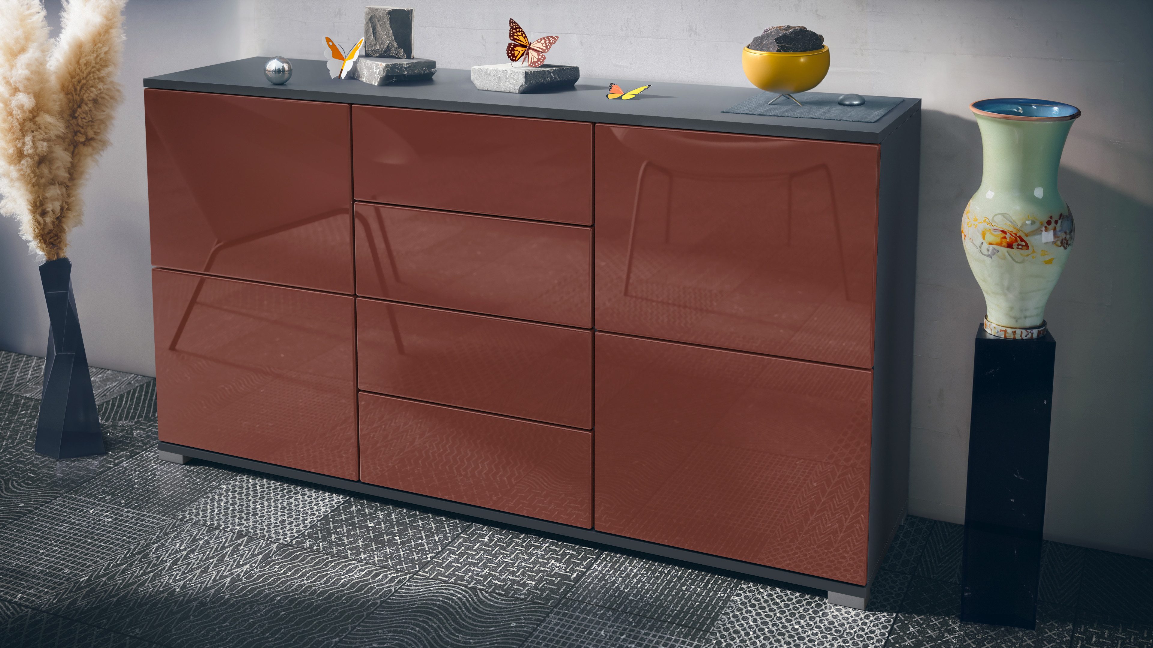 Vladon Sideboard Rova V1 (Kommode mit 4 Türen, 4 Schubladen, Made in Germany), Anthrazit matt/Bordeaux Hochglanz (138,5 x 75,5 x 35)