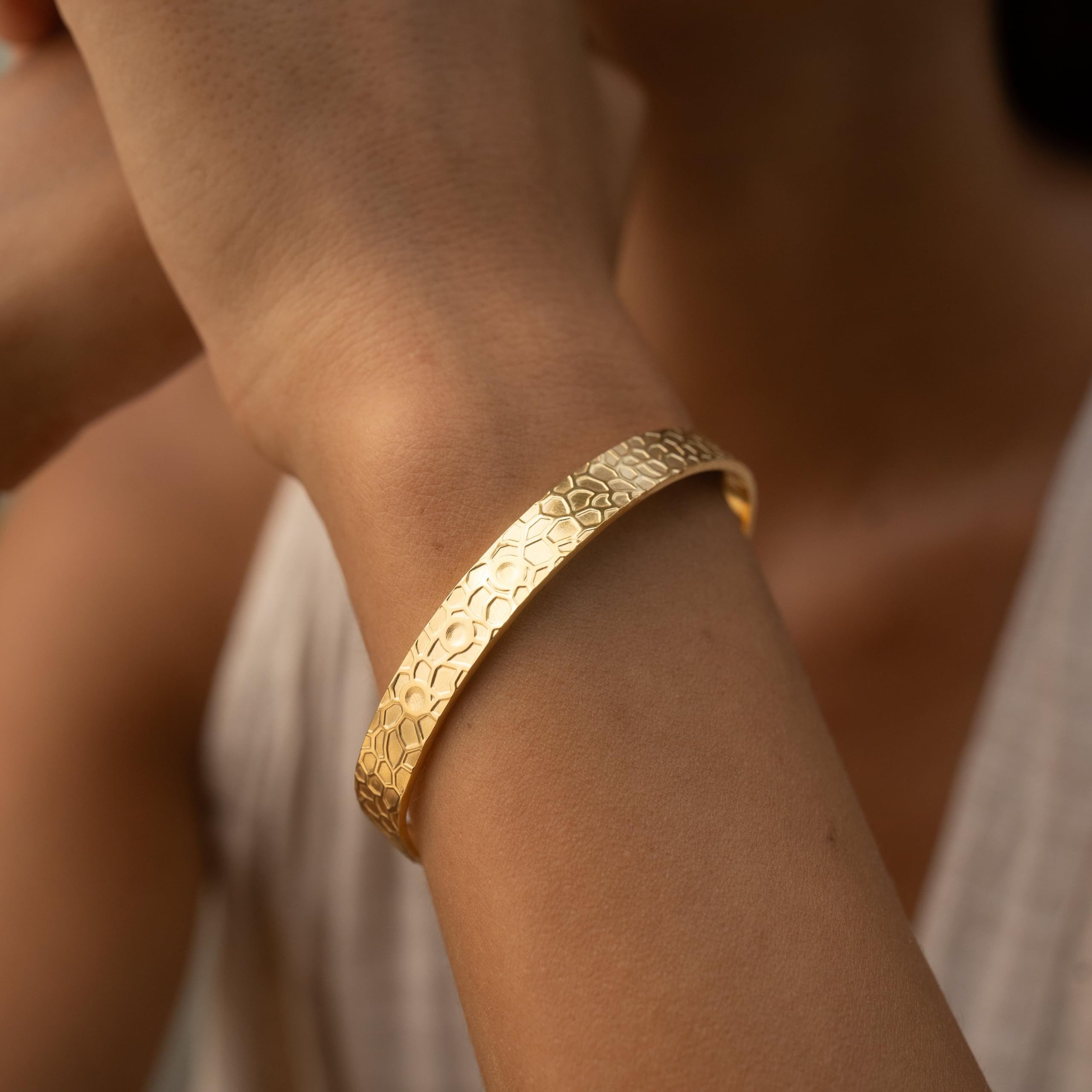 Made by Nami Armreif Edelstahl Armreif Gold Schmuck Damen Gehämmert Geschenke für Frauen, Wasserfest & Verstellbar Geschenkideen Frauen oder Mädchen