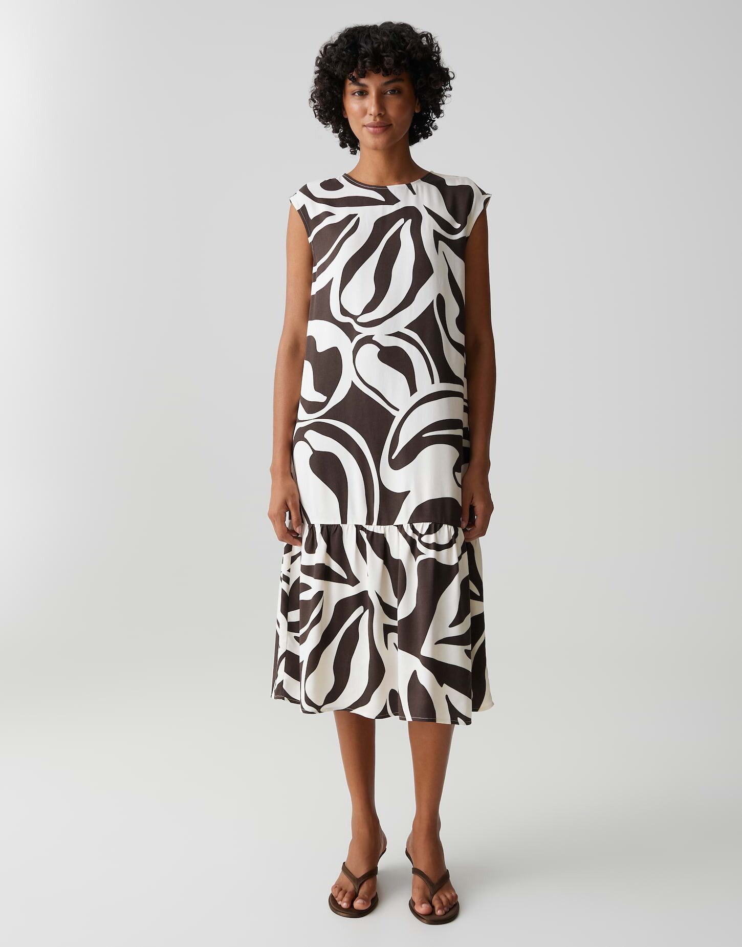 OPUS Midikleid Wicyla lush Das Volantdetail bringt Bewegung in die Silhouette