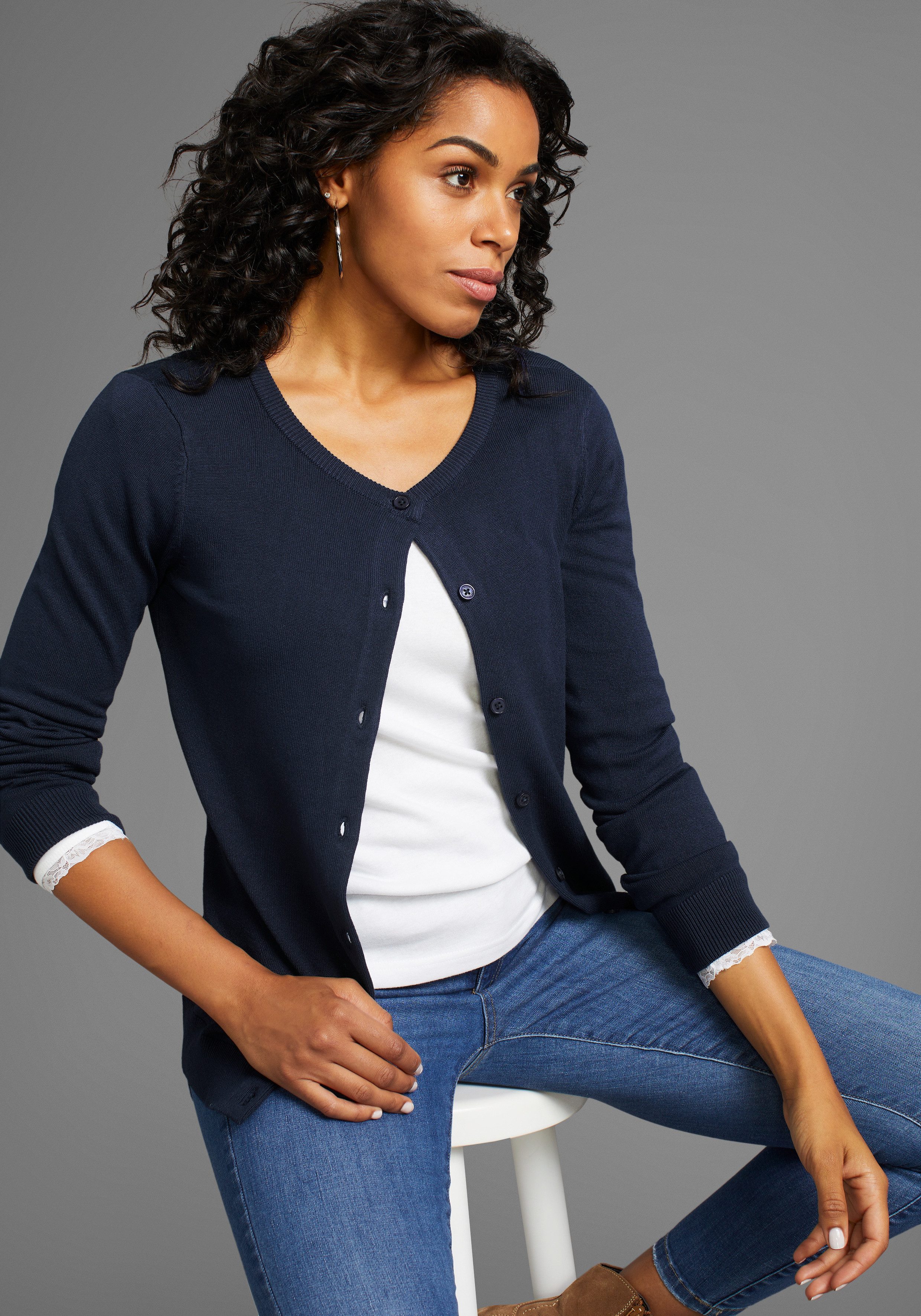 Laura Scott Strickjacke Feinstrick in Basic Fit mit Rundhals und Knopfleist günstig online kaufen