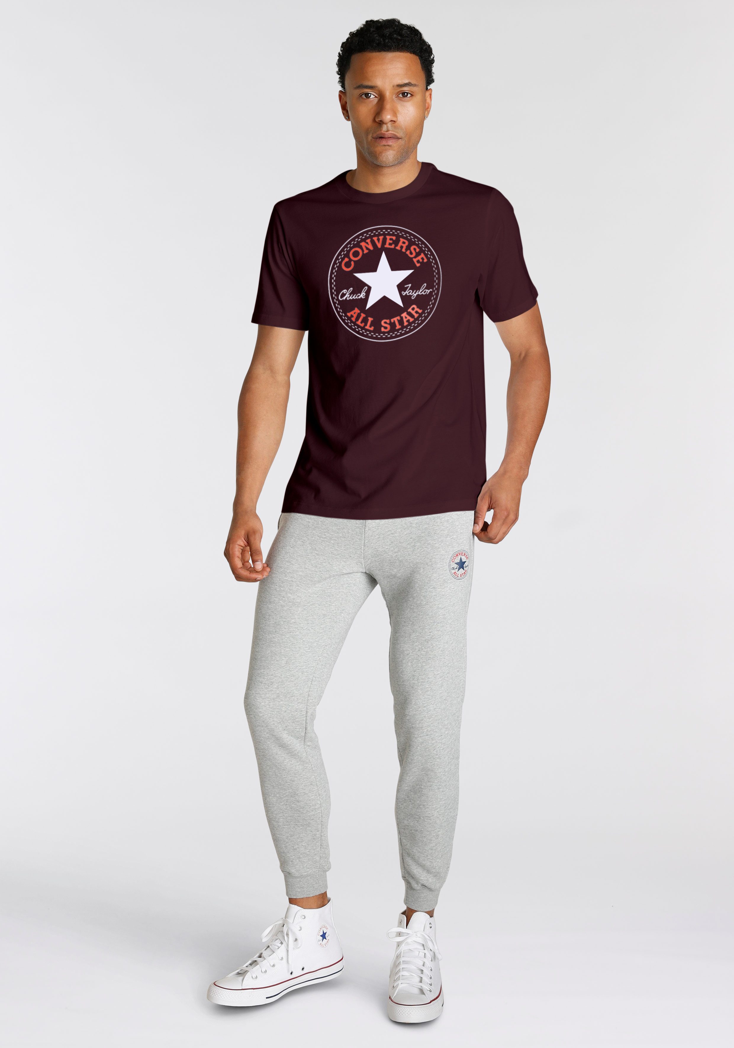 Converse T-Shirt UNISEX CONVERSE GO-TO ALL STAR PATCH LOGO STANDARD FIT T-SHIRT mit Rundhalsausschnitt, aus Single Jersey
