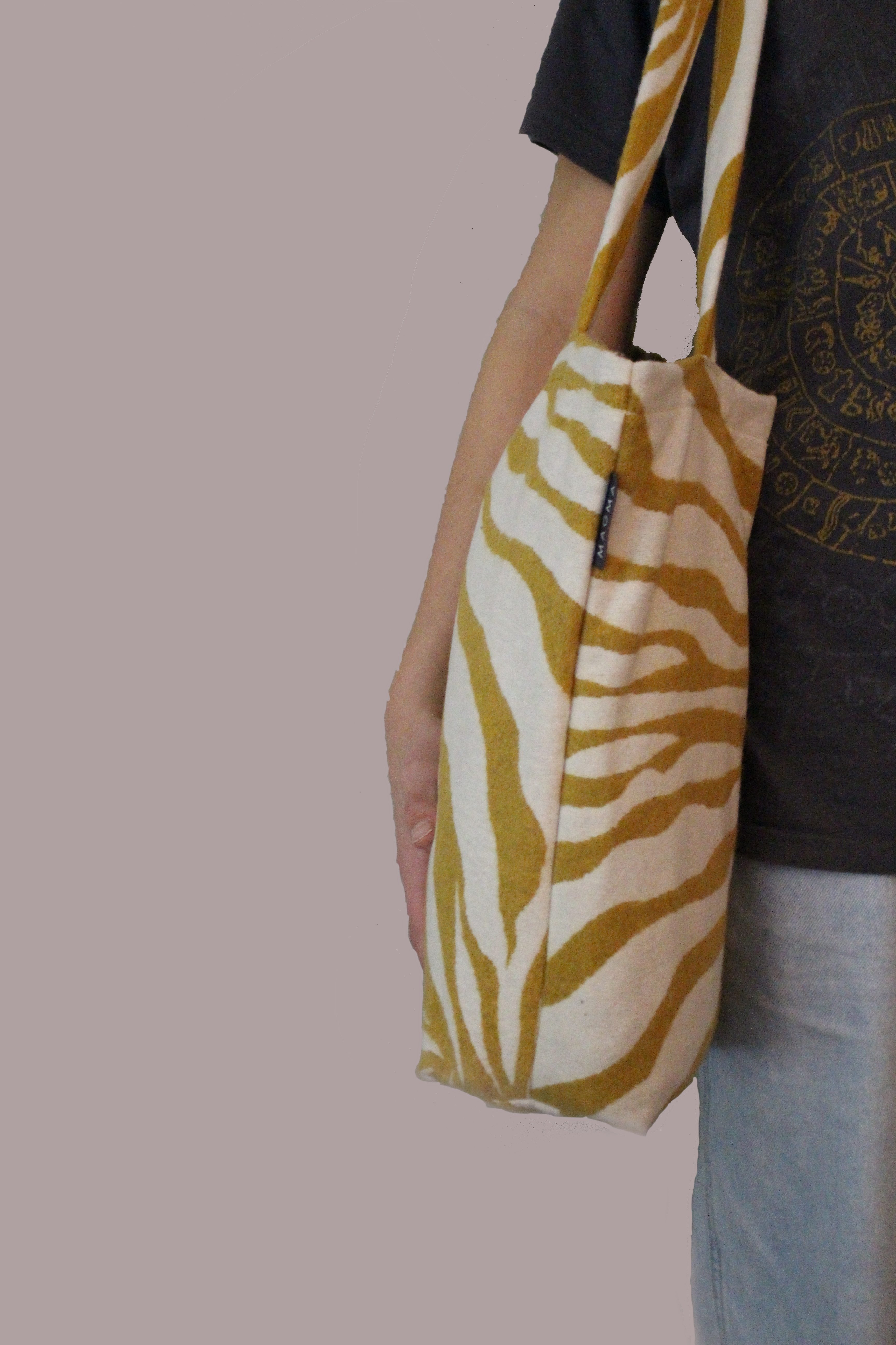 Magma Heimtex Umhängetasche Tasche CEBRA Modischer Alltagsbegleiter mit viel Stauraum (1-tlg., LBH 48x12x36 cm), Schultertasche Tragetasche trendiger Look