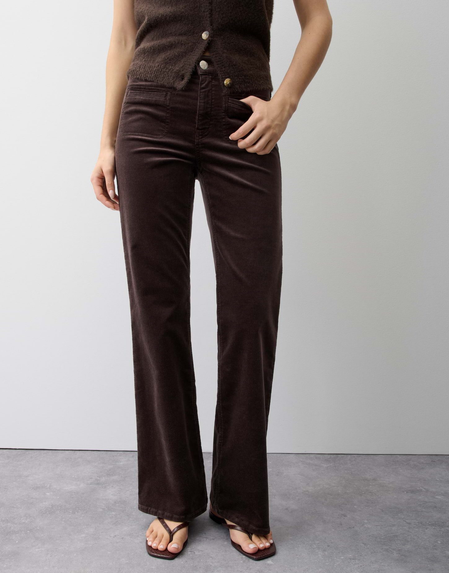 OPUS PANTS Bootcut-Jeans Melly fresh aus weichem Feincord Leicht ausgestelltes Bein mit samtiger Oberfläche und Ziertaschen