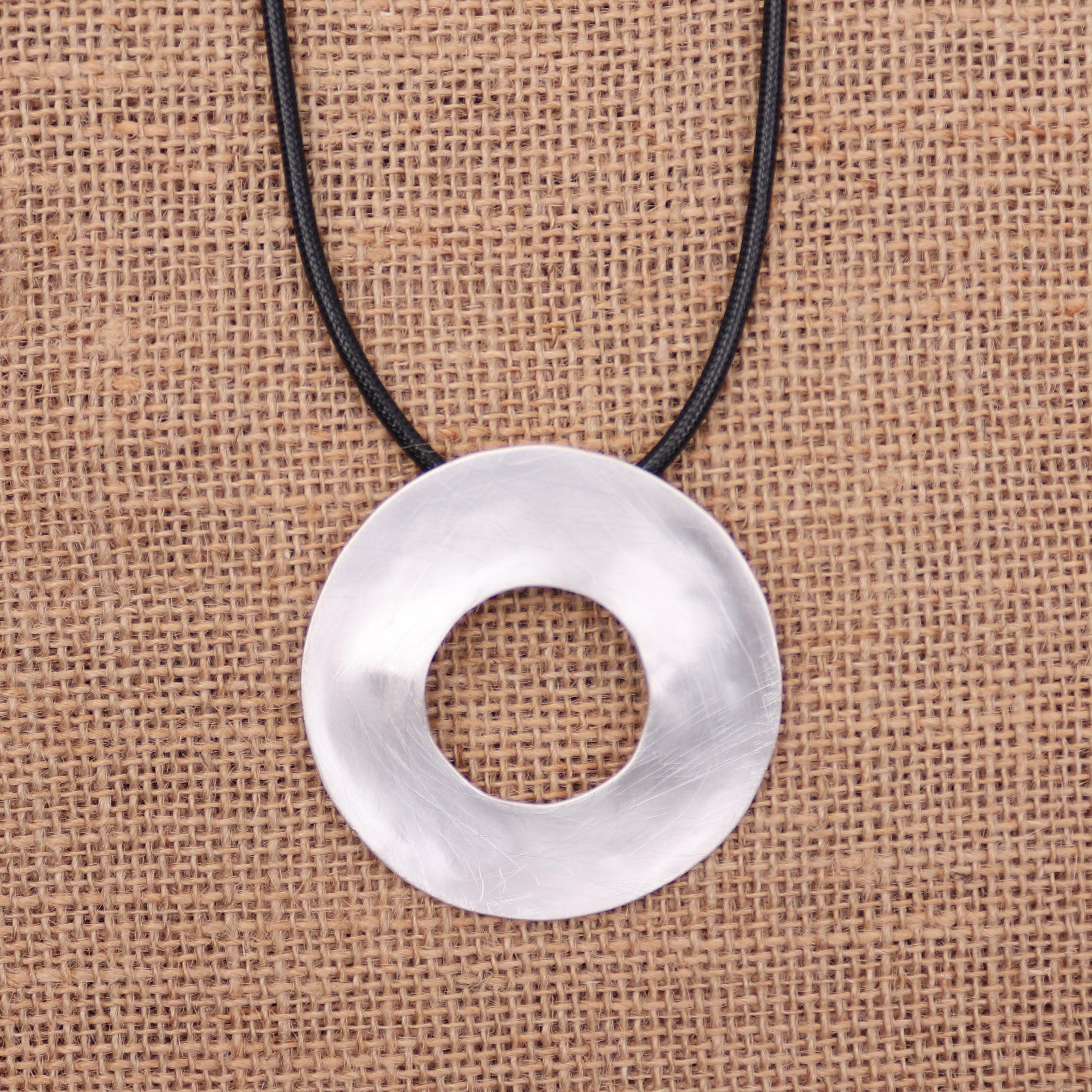 MIRROSI Lange Kette Damen Halskette mit elegantem Anhänger aus Metall ca.90cm lang (perfekt für Pullover, Bluse, Shirt) – Bild 2 von 3