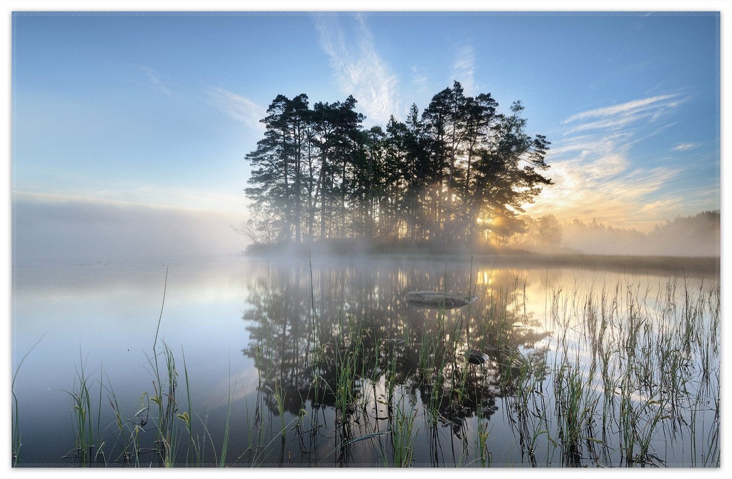 Wallario Teppich Stiller See mit Insel im Morgennebel, rechteckig, rutschfest
