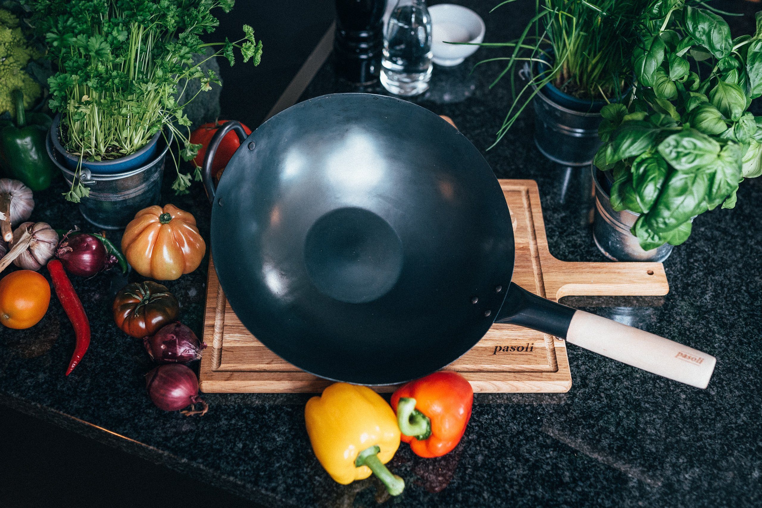 Boden, Carbonstahl-Wok Durchmesser, Wok 30/36cm flacher Karbon-Stahl, traditionell Boden, voreingebrannter, handgehämmerter mit flachem traditionell Antihaftschicht handgehämmert, pasoli Holzgriff, natürliche Voreingebrannt,