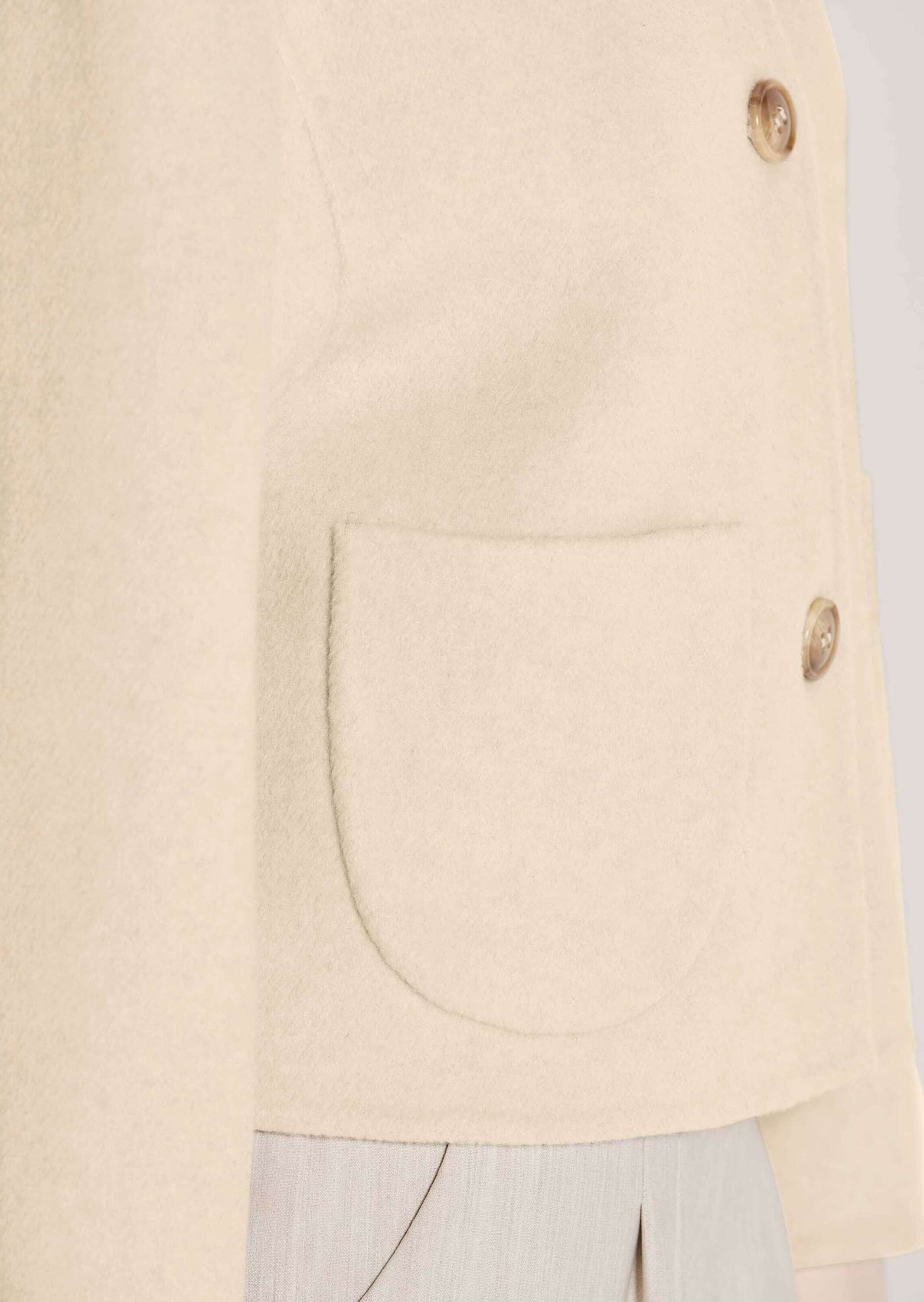 MADELEINE Outdoorjacke Modische Jacke mit asymmetrischem Kragen Gerundete Pattentaschen, Hornknöpfe, Langarm