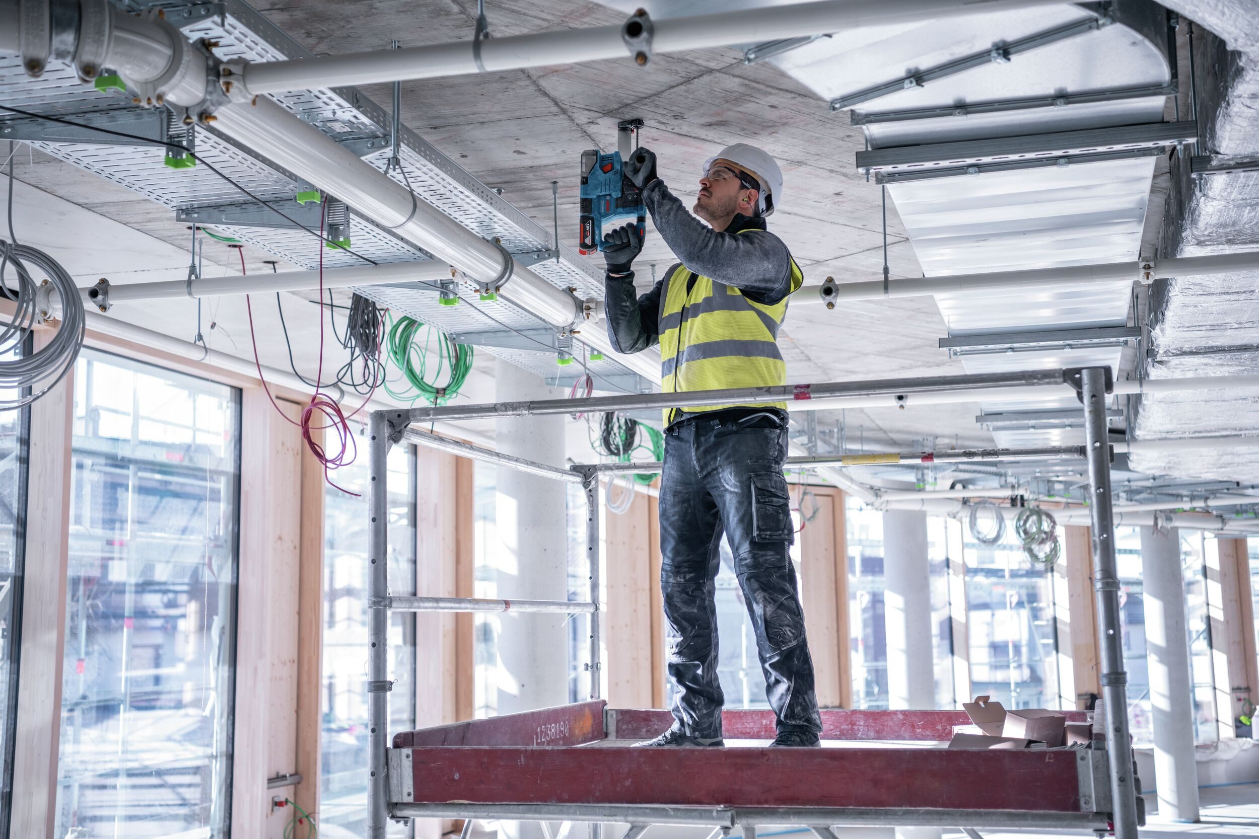 BOSCH Akku-Kombibohrhammer GBH 18V-22, 18 V, max. 1050 U/min, Bohrhammer mit SDS plus & GDE 18V-12 & 2 x 4 Ah Akku - in L-BOXX 238 – Bild 4 von 5