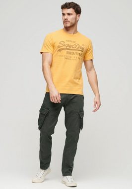 Superdry T-Shirt Basic Shirt CLASSIC VL HERITAGE T SHIRT mit Logodruck (Klassische Passform mit Rundhalsausschnitt) aus pflegeleichter Baumwolle für ein angenehmes Tragegefühl