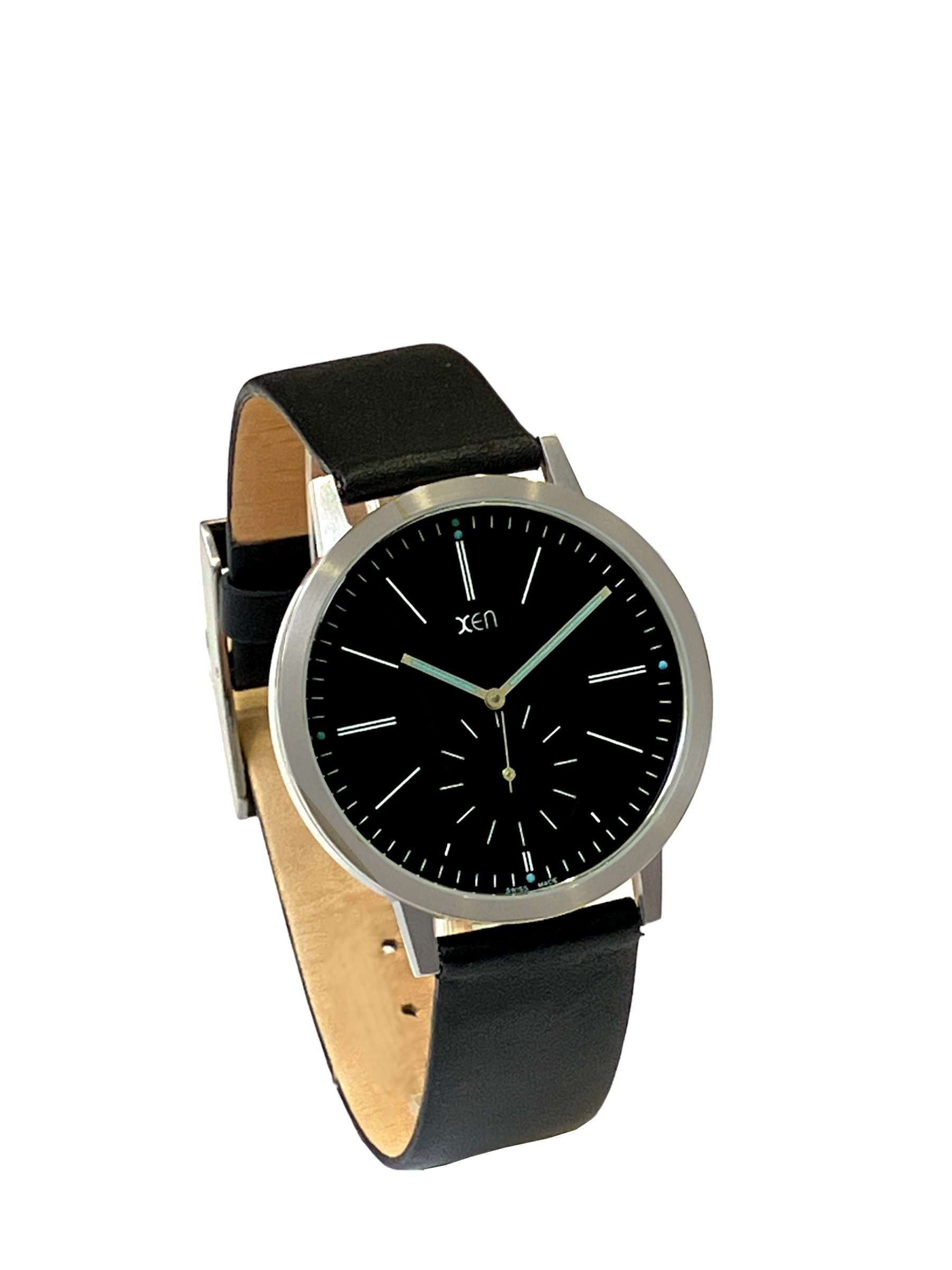XEN Quarzuhr Herren Schwarz Edelstahl Swiss Made Leuchtzeiger Lederband XQ0031, kleine Sekunde, versenkte Krone im Gehäuse