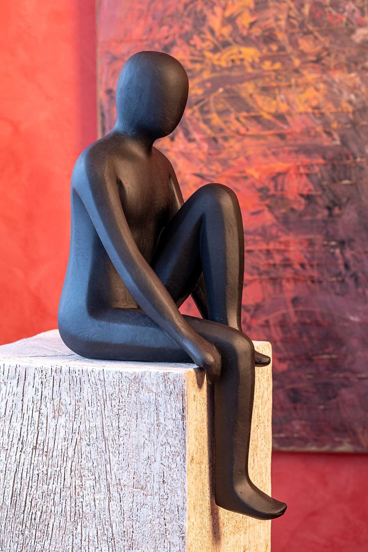 IDYL Dekofigur IDYL Moderne Skulptur Figur Sandsteinguss "Sitting Man", Moderne Figur "Sitting Man".