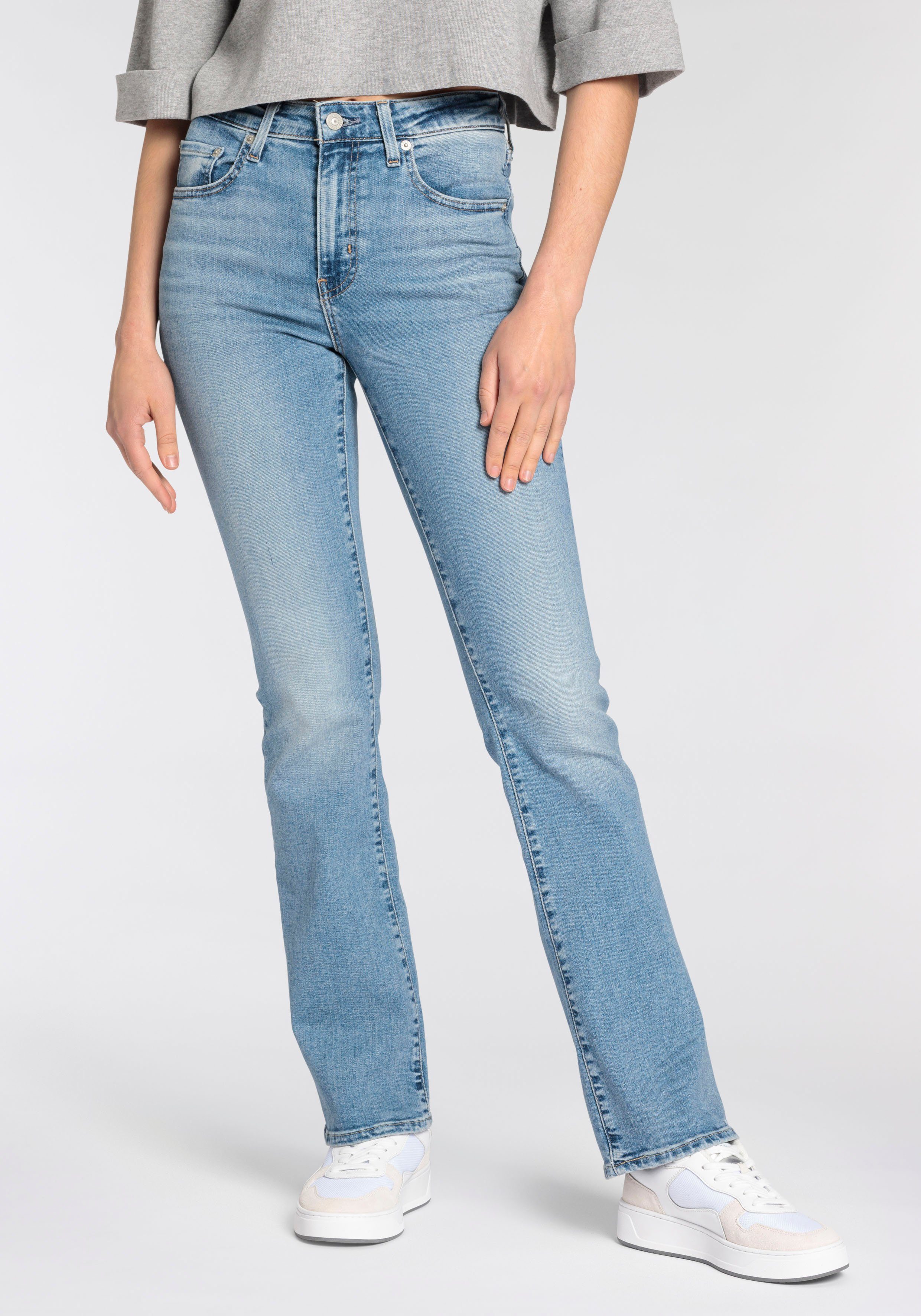 Levi's® Bootcut-Jeans 725 High-Rise Bootcut, Schmal geschnitten mit  ausgestelltem Saum, Five-Pocket-Form