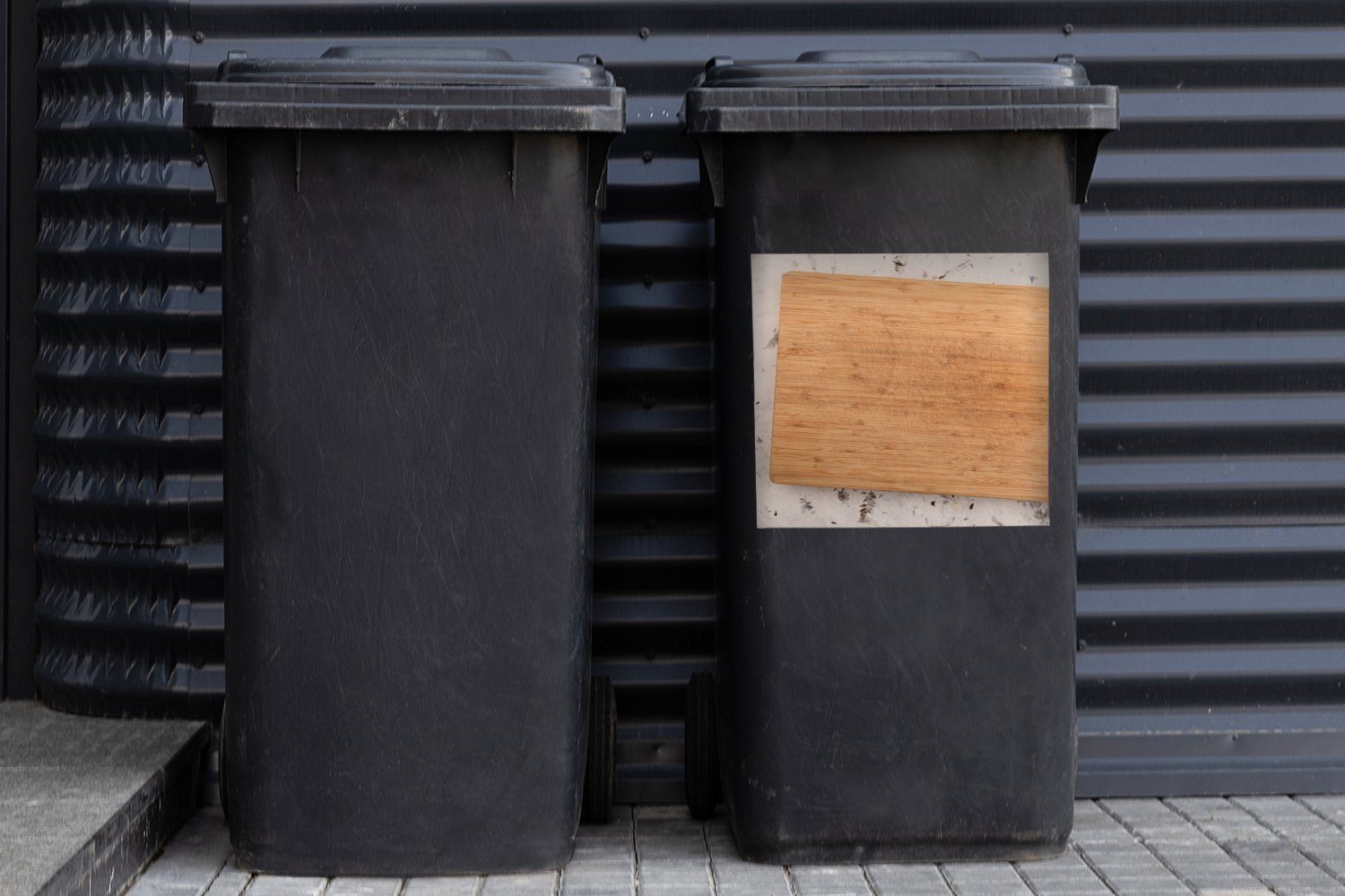 Container, dekorativen auf einem Mülltonne, aus St), Sticker, MuchoWow Mülleimer-aufkleber, Abfalbehälter Wandsticker Sockel Holz Schneidebrett (1