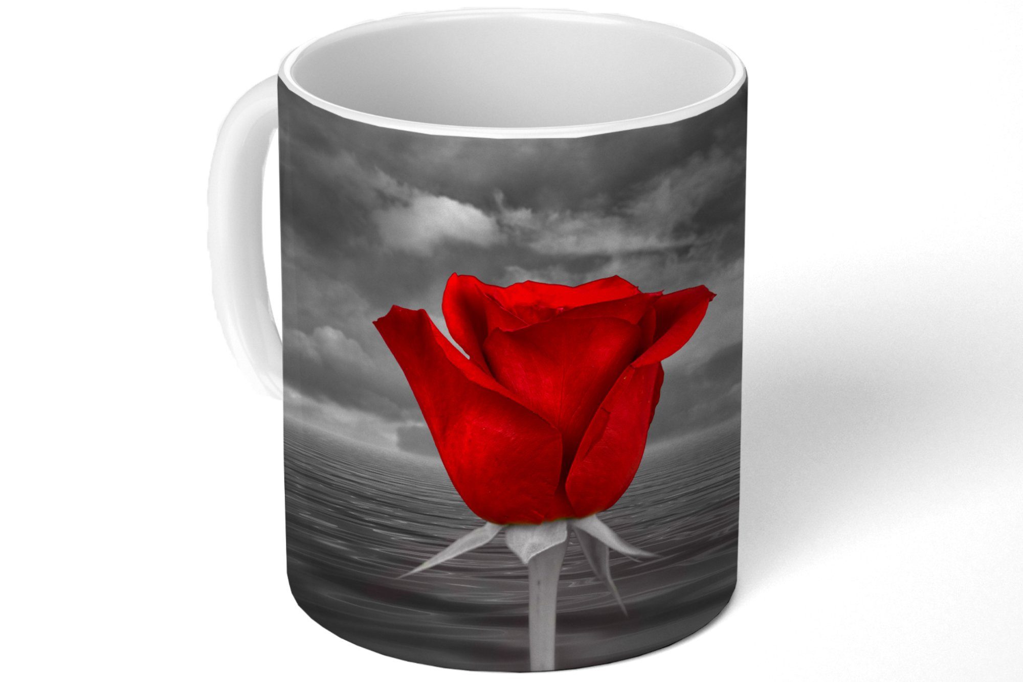 Geschenk Kaffeetassen, Becher, vor Keramik, und einer roten einem Rose Tasse MuchoWow Schwarz-Weiß-Fotografie Meer einem, Teetasse, Teetasse,