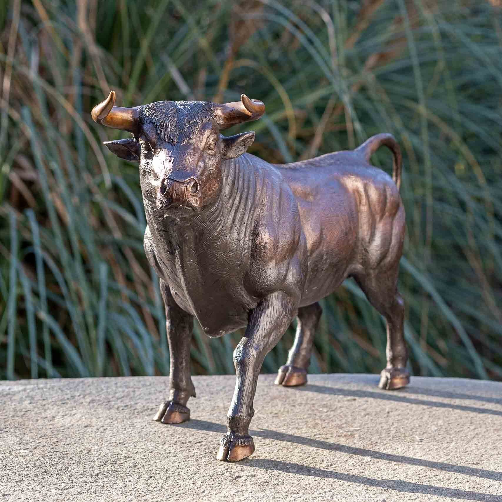 IDYL Gartenfigur IDYL Bronze-Skulptur Stier, Bronze gegossen in robust patiniert. Frost, werden und von Hand und sehr – UV-Strahlung. witterungsbeständig Regen Langlebig in – – Wachsausschmelzverfahren Bronze Die gegen Modelle