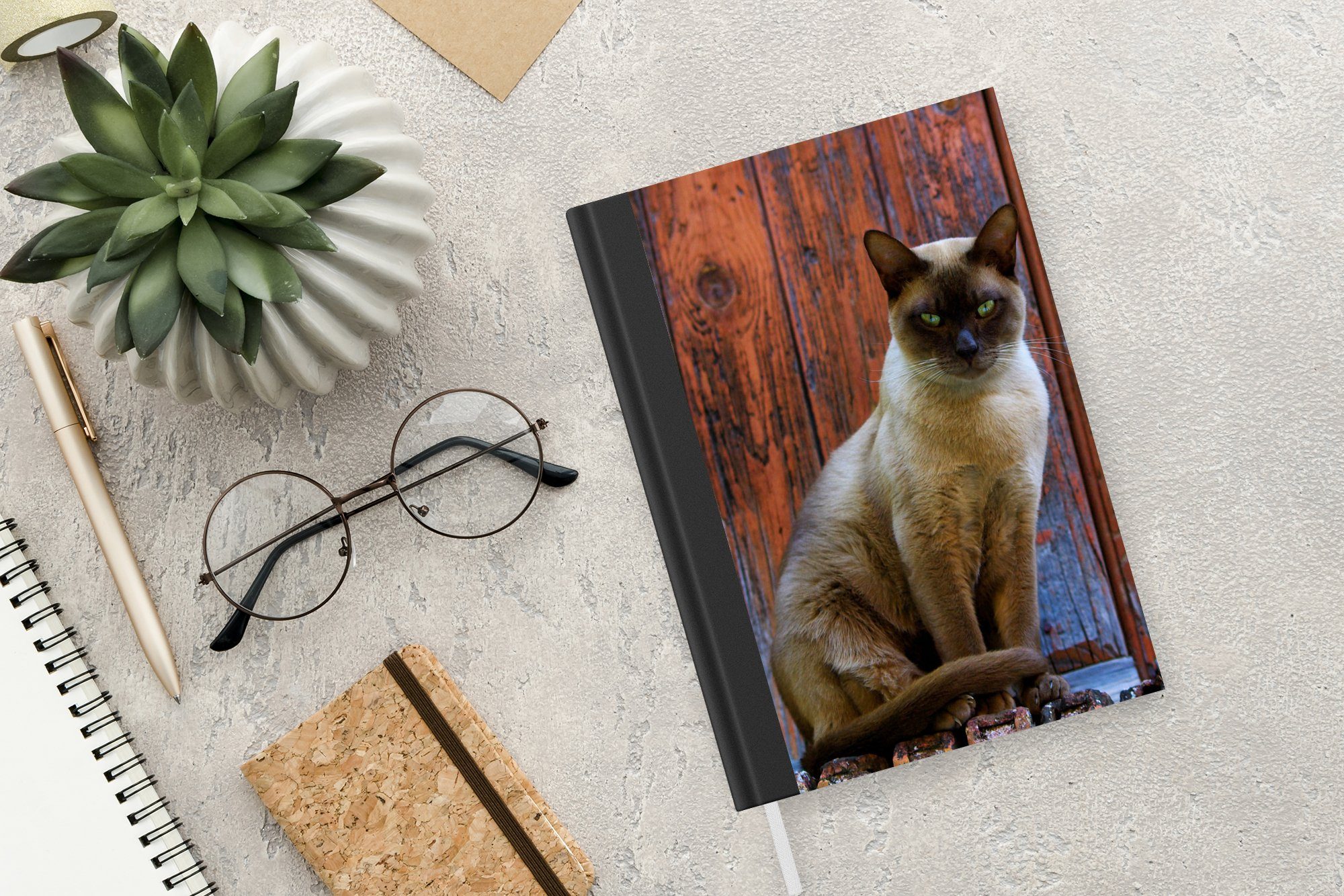 Augen einem Haushaltsbuch Journal, Seiten, Siamesische MuchoWow Tagebuch, grünen Notizheft, auf Hintergrund, hölzernen A5, 98 Merkzettel, mit Notizbuch Katze