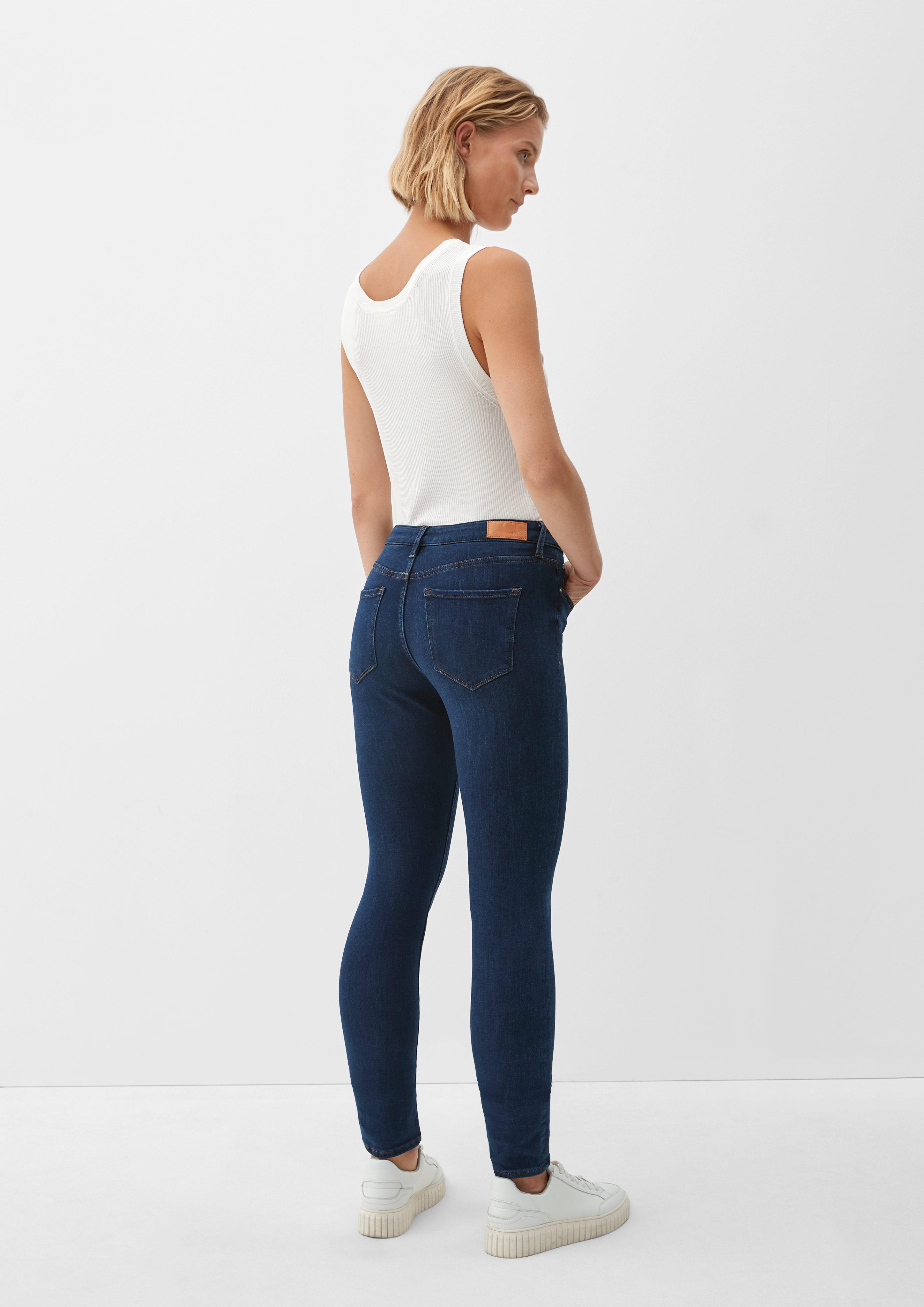 / Jeans Fit Skinny Rise Mid dark / Izabell Skinny / Leg blue Label-Patch 5-Pocket-Jeans s.Oliver