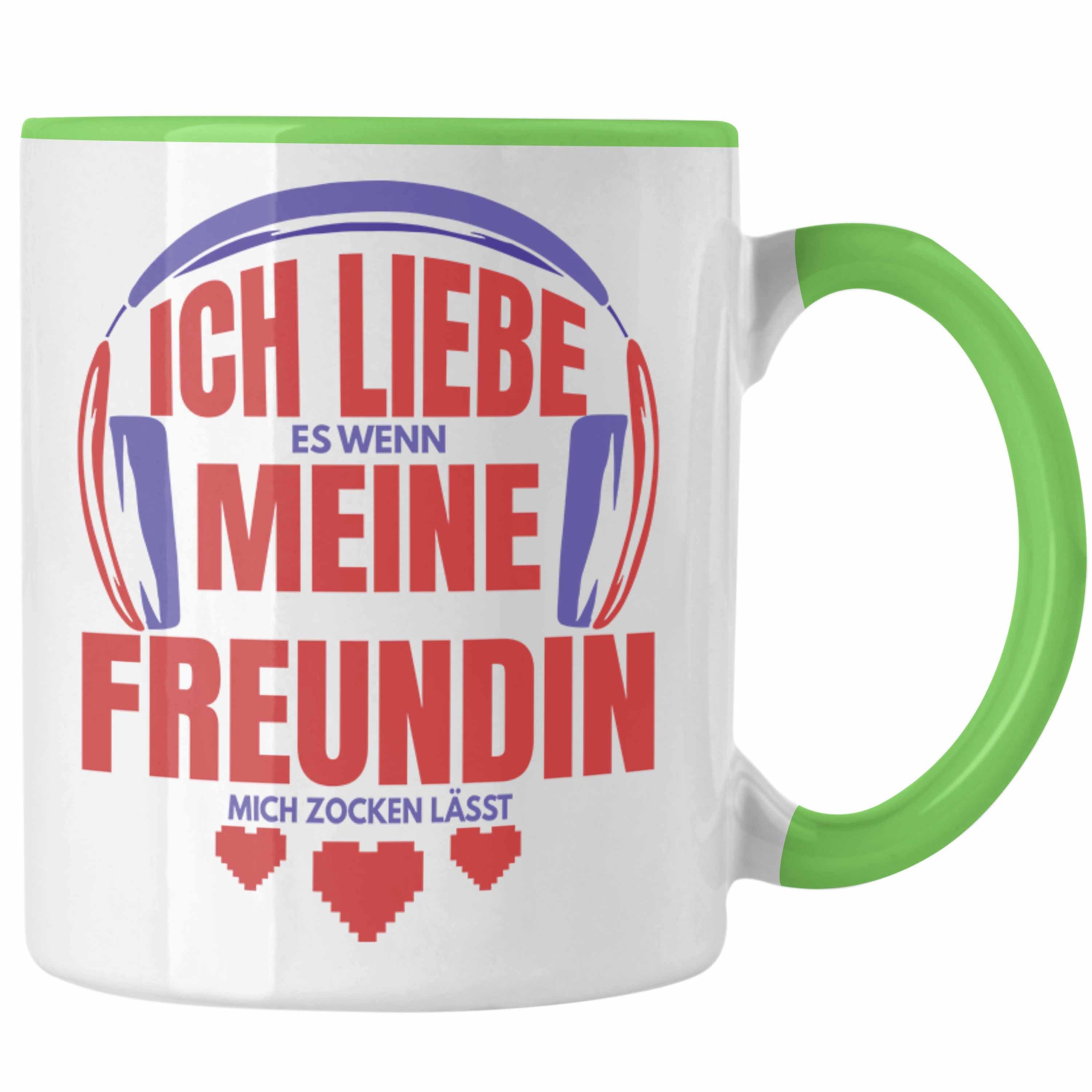 Trendation Tasse Trendation - Ich Liebe Es Wenn Meine Freundin Mich Zocken Lässt Gamer Geschenk Liebe Valentinstag Spruch Geschenk Grün