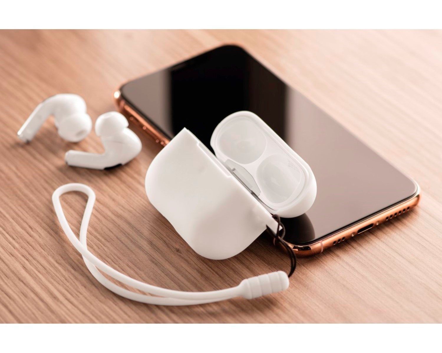 Hama Etui Silikon Skin Case Schutz-Hülle Weiß Wireless-Headset (Trageband zur Sicherung Cover für Ladecase Apple AirPods Pro Kopfhörer)