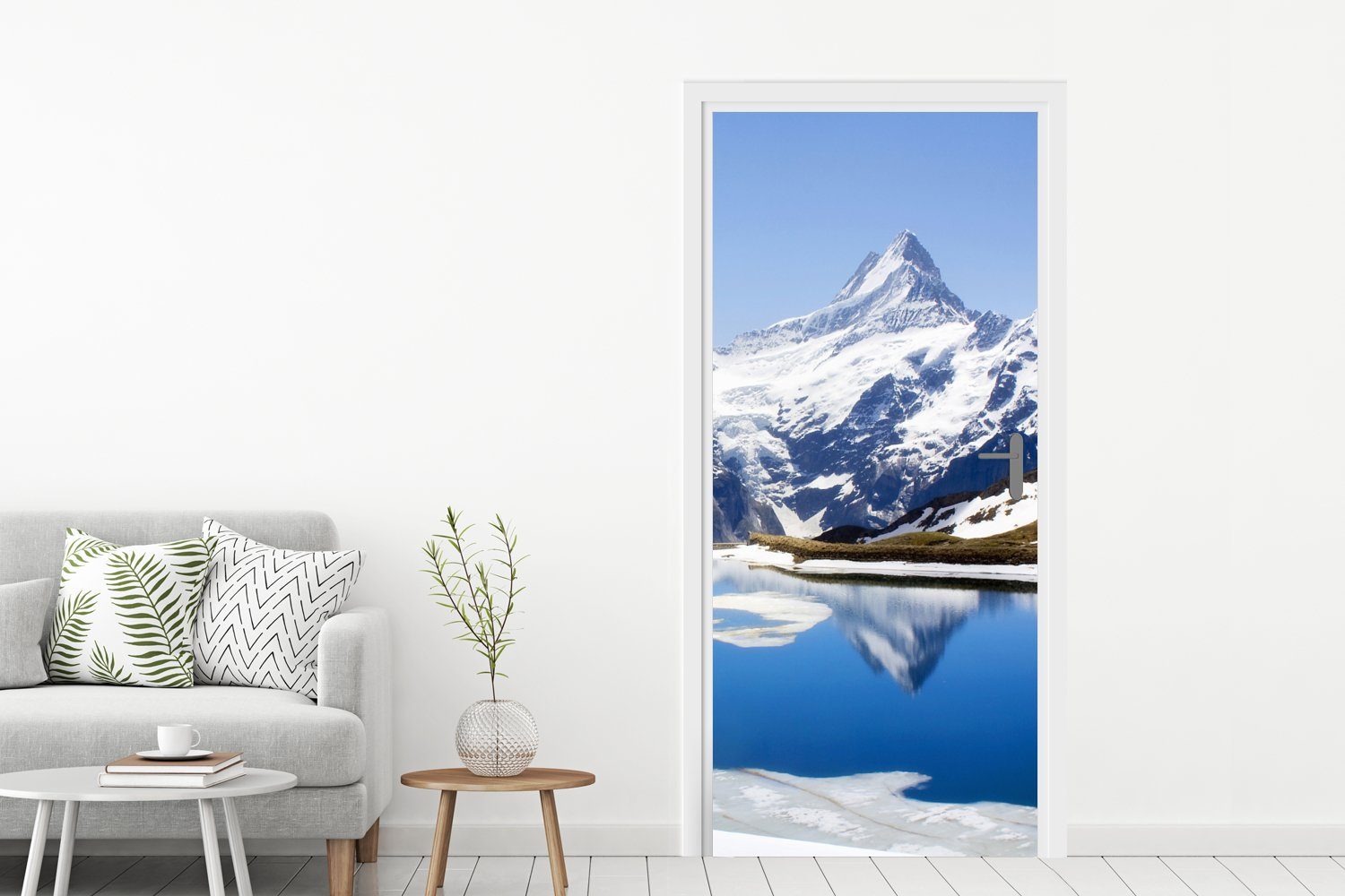 Tür, Schweiz Fototapete (1 in See, für der MuchoWow St), der Türtapete Berge Matt, cm einem Türaufkleber, bedruckt, Spiegelung 75x205 in schneebedeckten