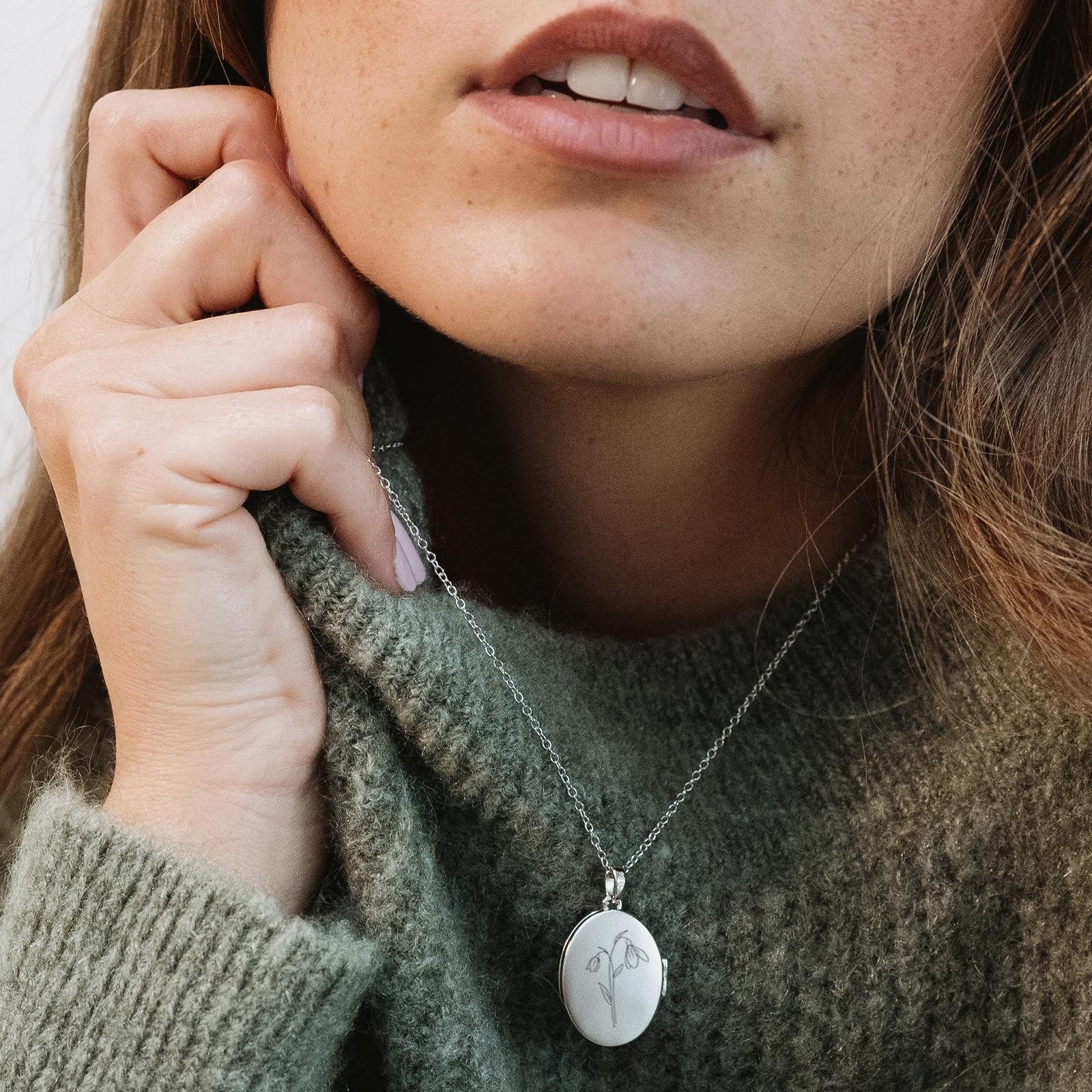 Amoonic Amulett Medaillon Oval Gravur Geburtsblume zum Öffnen für Bilder Silber 925 (inkl. Schmucktäschchen), Anhänger aufklappbar befüllbar Foto Gravur Geburtsblume Januar