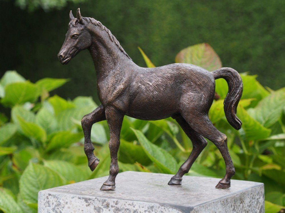 Bronzeskulpturen Skulptur Bronzefigur trabendes Pferd