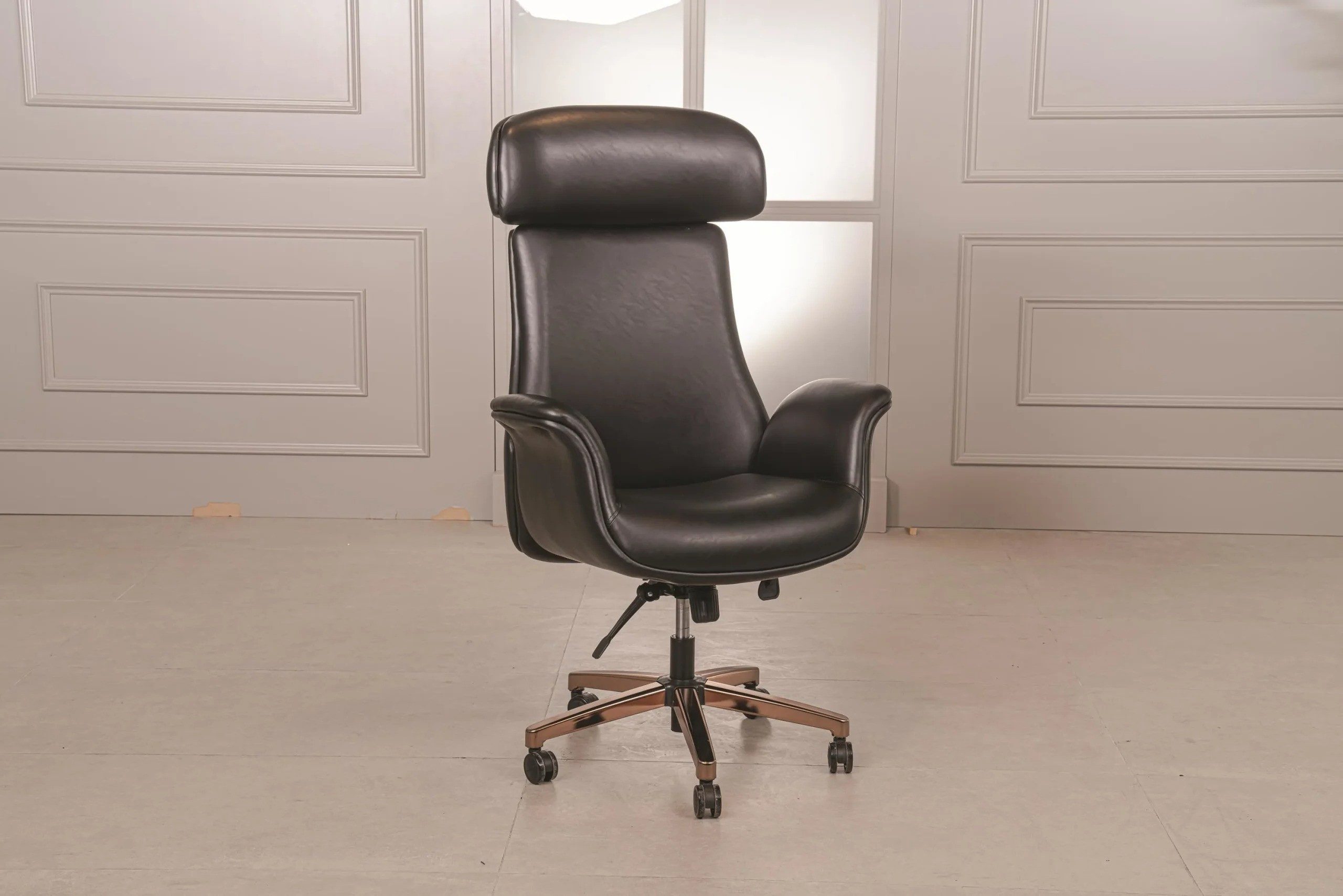 Xlmoebel Chefsessel Schwarzer Sessel im minimalistischen Stil mit Metallgestell (1 St), Made in Europa